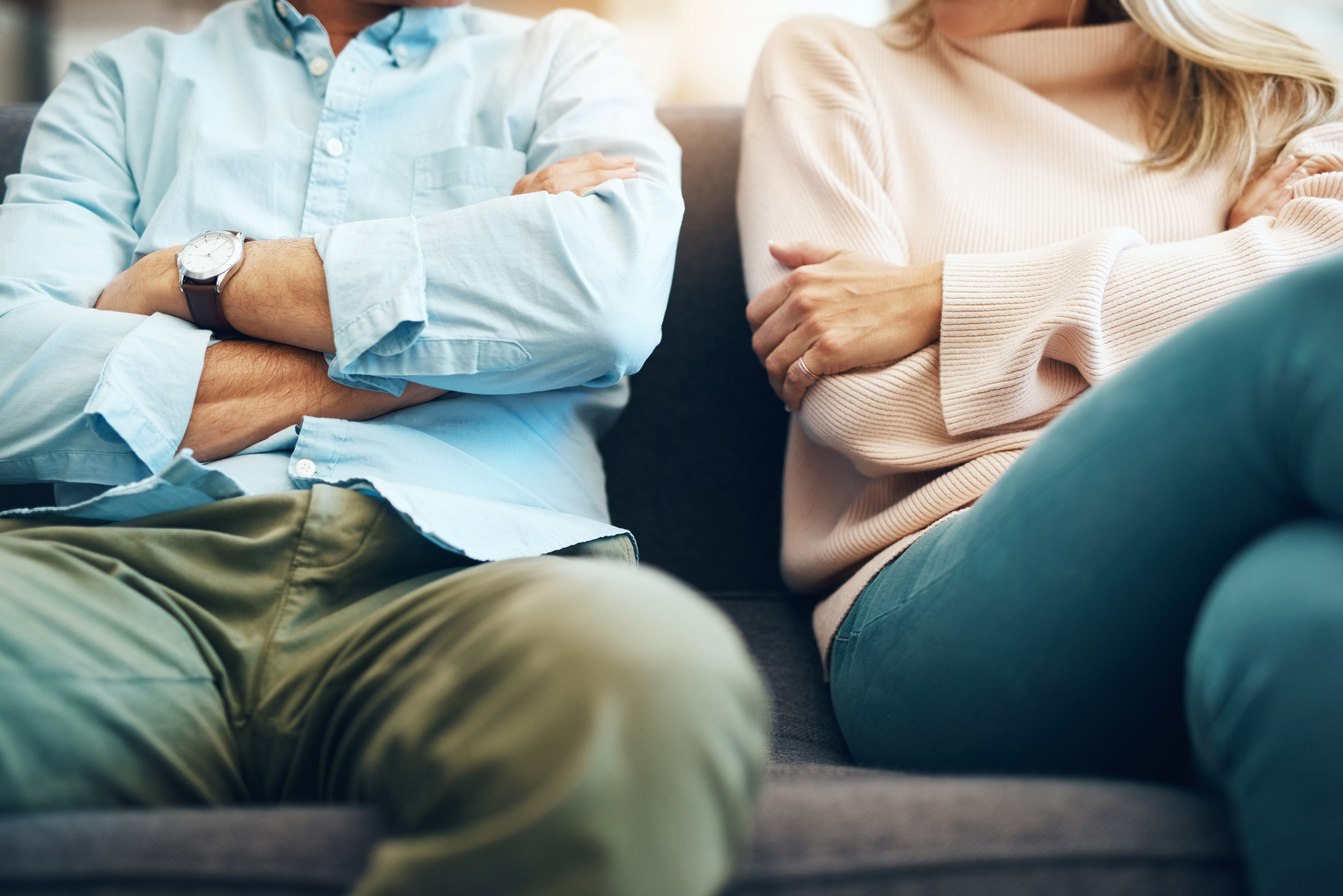 Un couple assis à l'écart après une dispute | Source : Getty Images