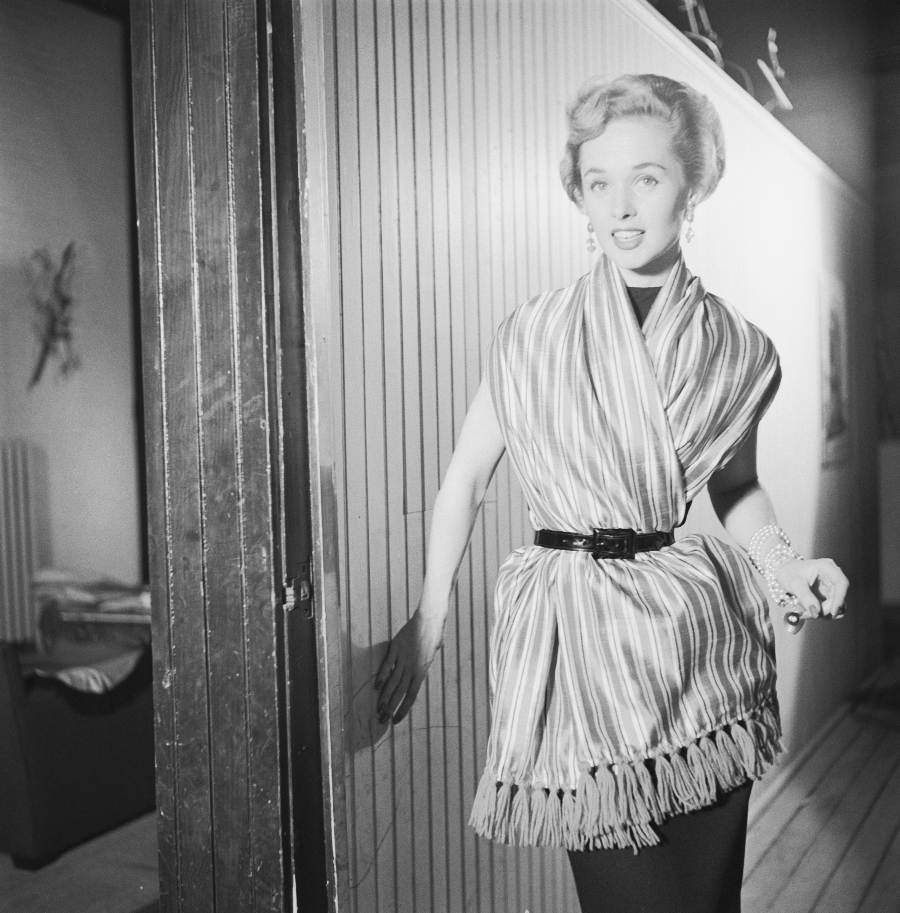 Tippi Hedren pose une robe de soirée en 1954. | Source : Getty Images