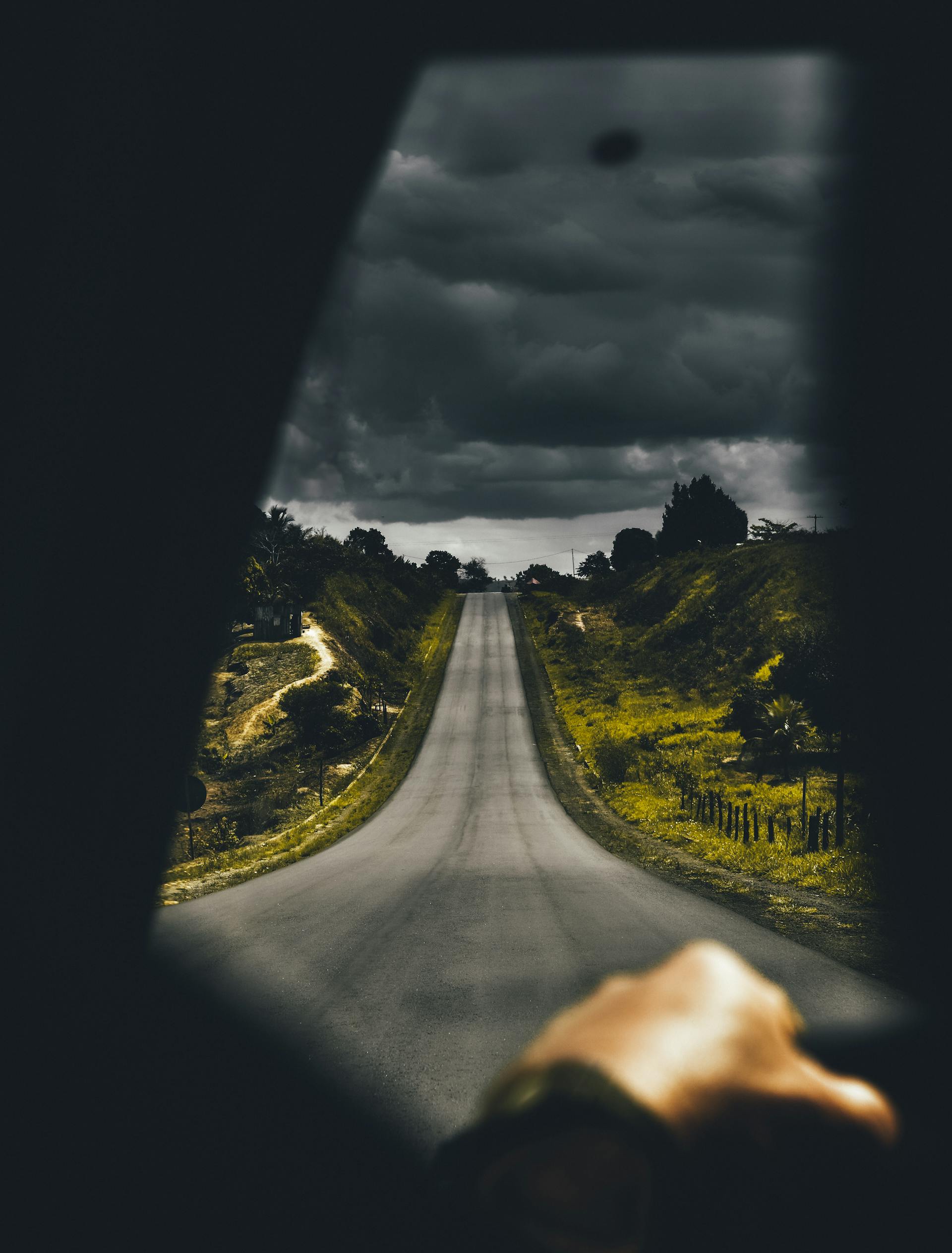 Une personne conduisant sur une route isolée | Source : Pexels