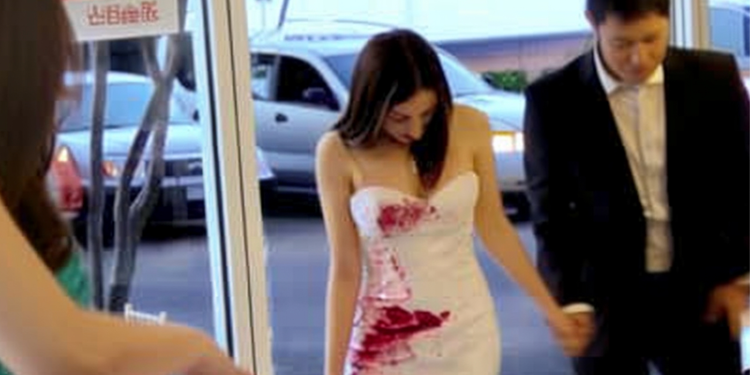 Une mariée triste avec de la peinture rouge sur sa robe accompagnée du marié | Source : Amomama