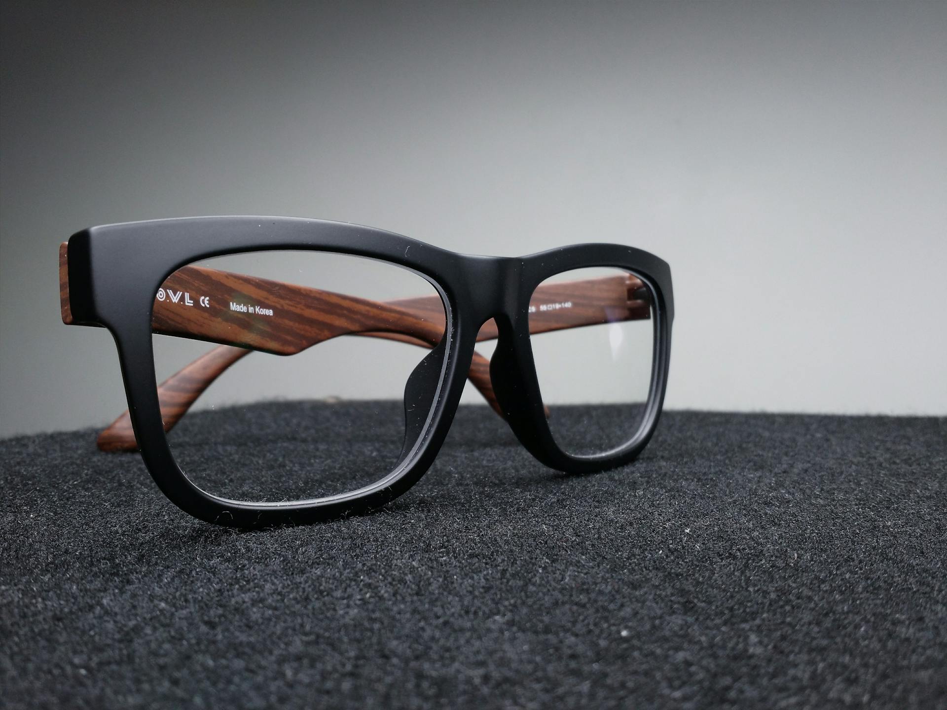 Des lunettes sur une table | Source : Pexels