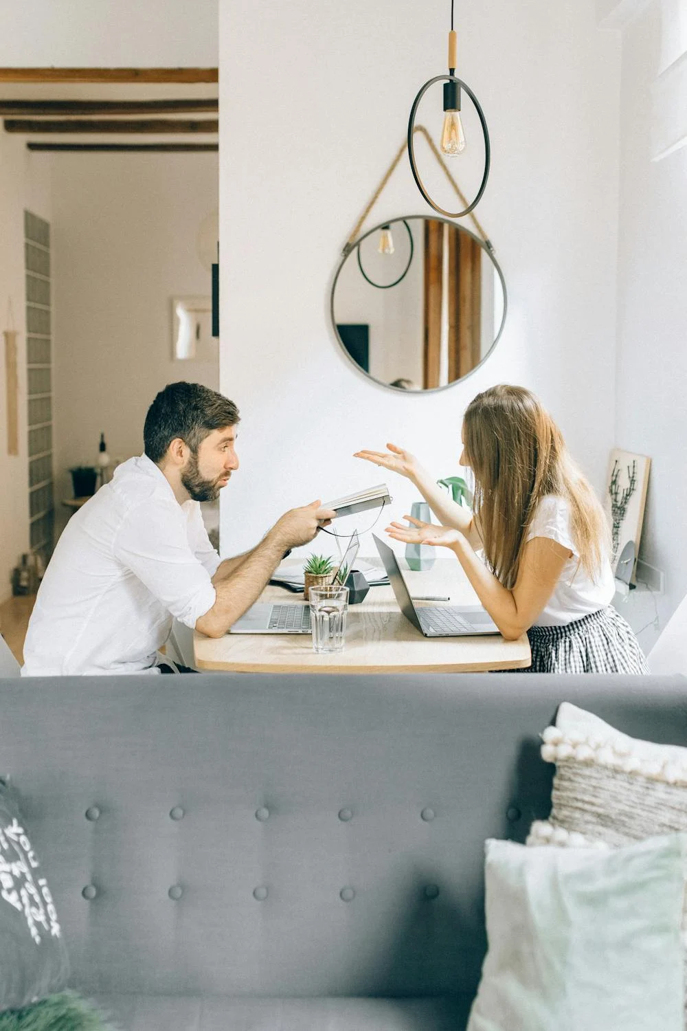 Un couple en train de discuter | Source : Pexels