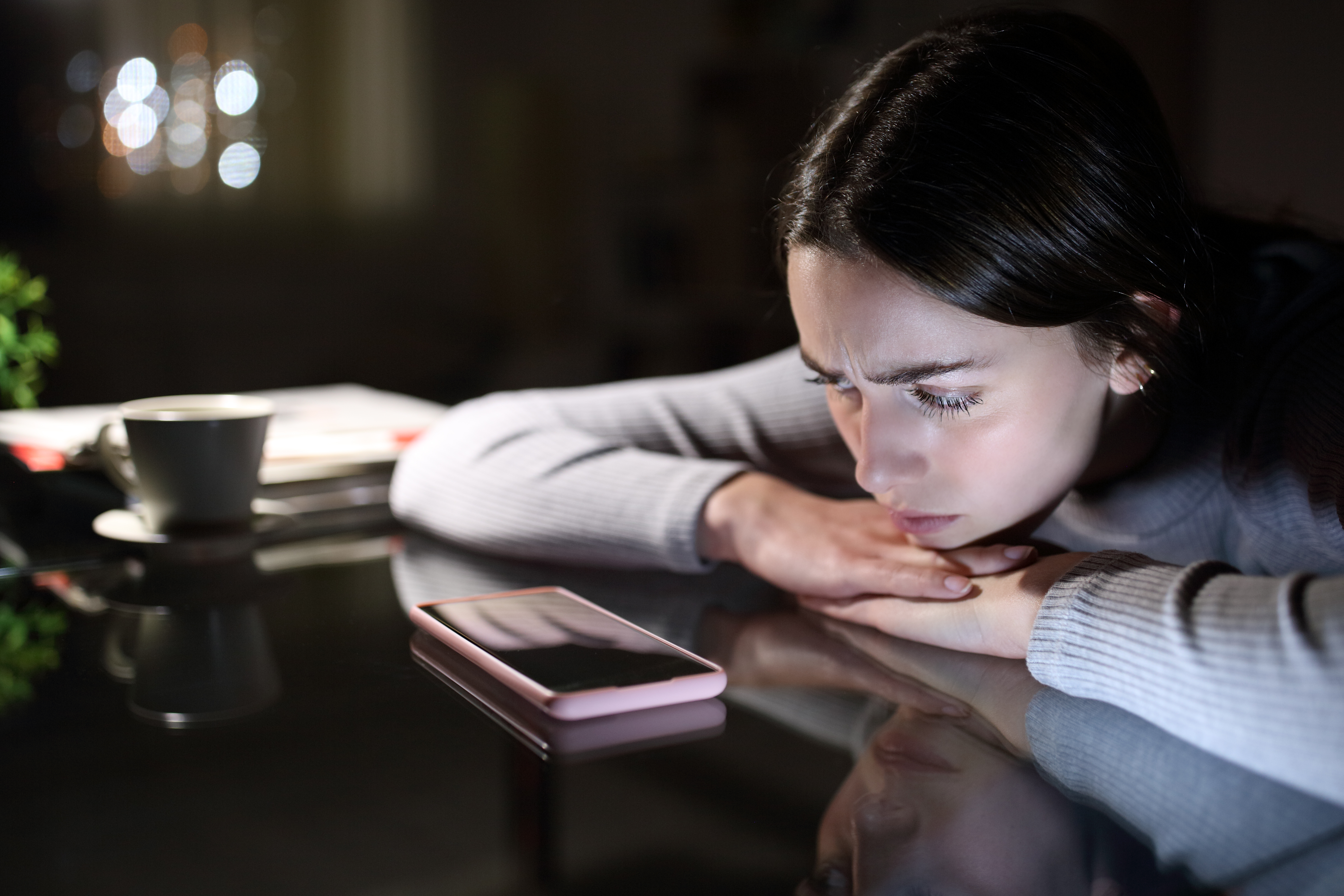 Une femme inquiète regarde son téléphone | Source : Shutterstock