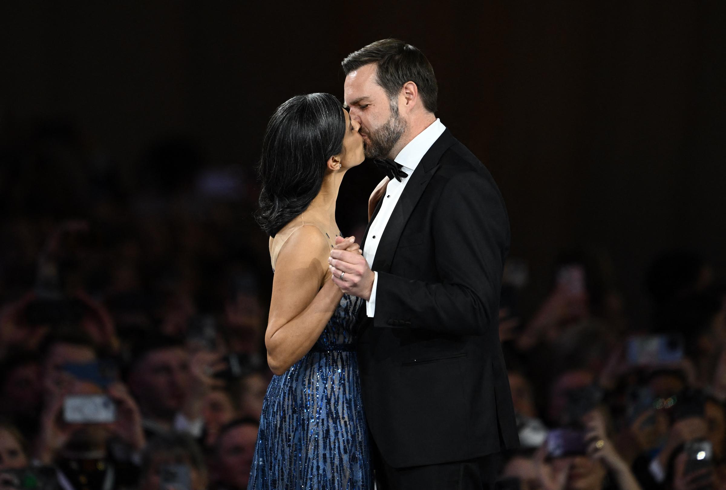 Le vice-président américain J.D. Vance et sa femme Usha s'embrassent en dansant lors du bal inaugural du commandant en chef | Source : Getty Images