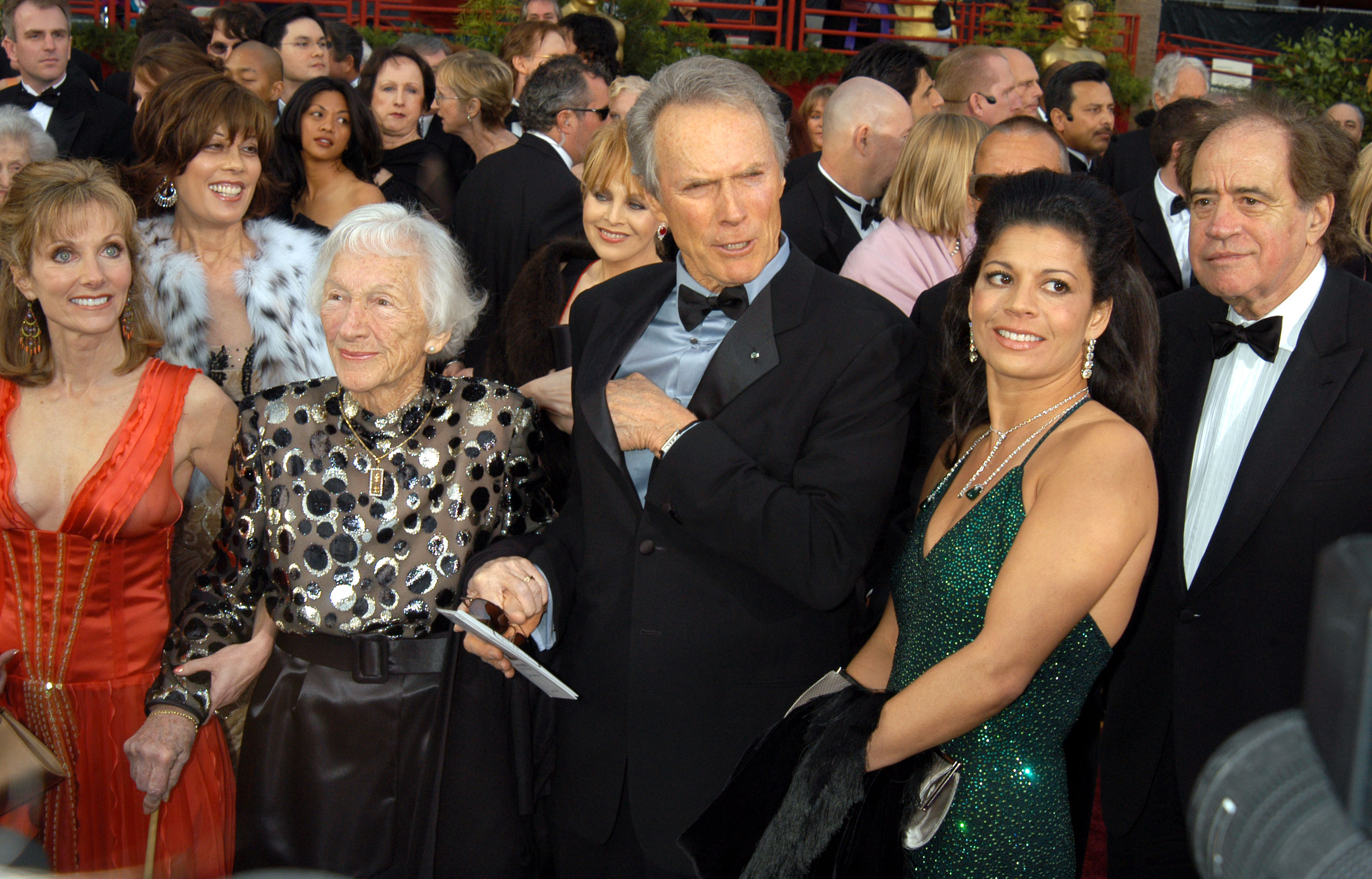 Laurie Murray, Ruth Wood, la mère de Clint Eastwood, Clint Eastwood et Dina Eastwood lors de la 76e cérémonie annuelle des Oscars, le 29 février 2004, à Hollywood, en Californie. | Source : Getty Images