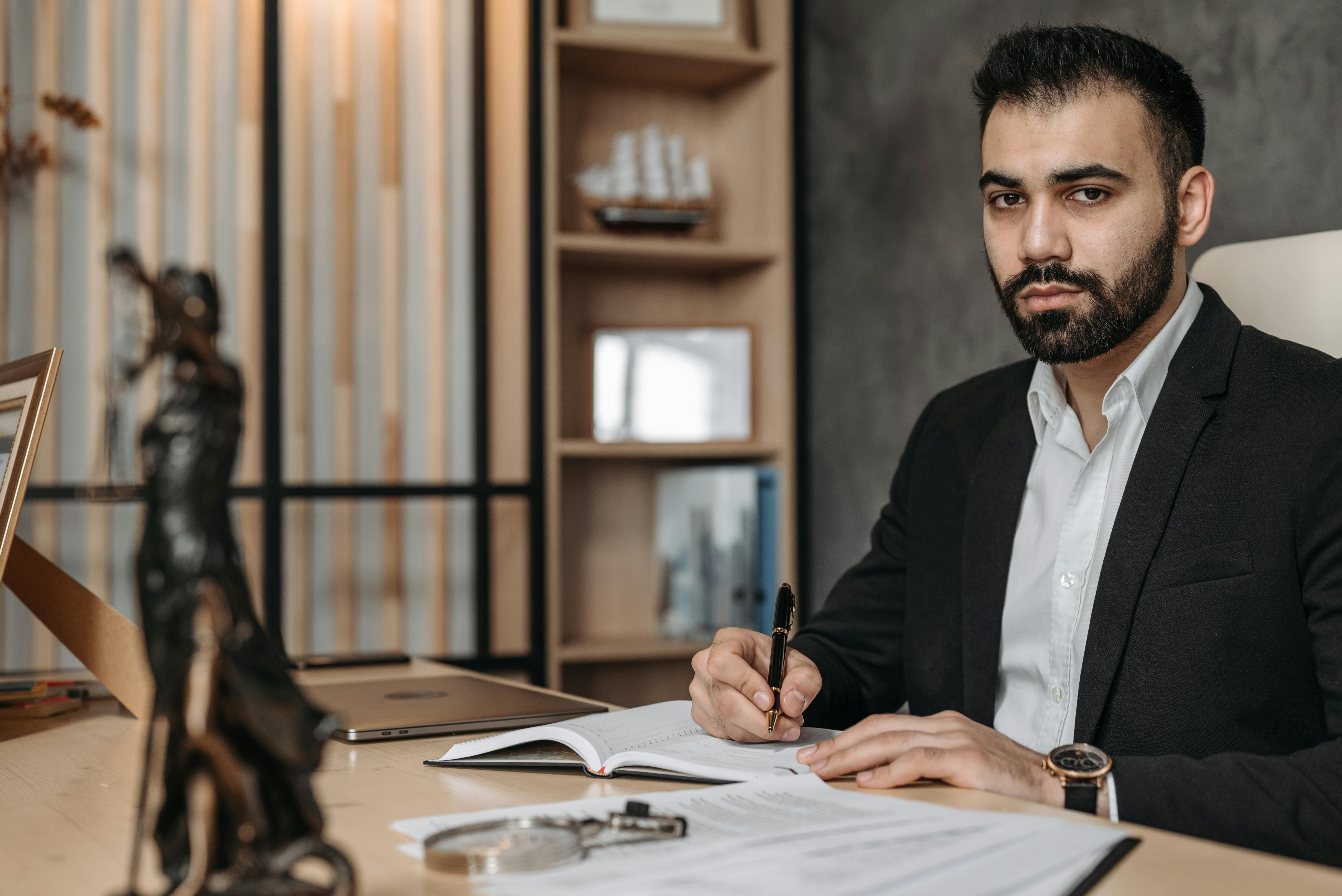 Un avocat avec un léger sourire | Source : Pexels