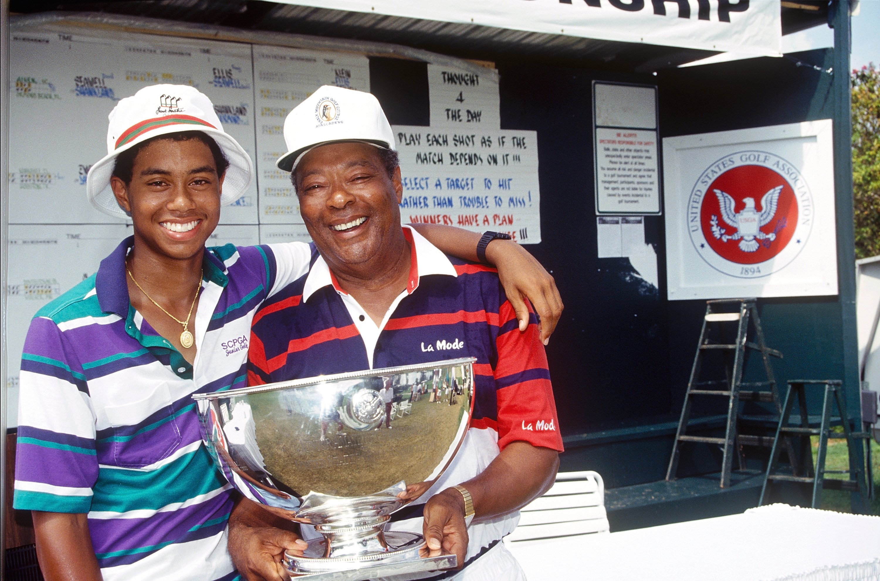 Tiger Woods et son père, Earl, célèbrent la victoire de Tiger aux championnats amateurs juniors de l'USGA à Orlando, en Floride, le 28 juillet 1991. | Source : Getty Images