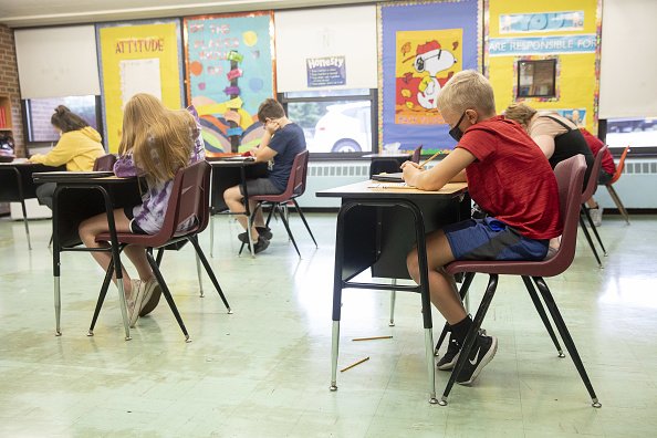 Des élèves du primaire assistent aux cours. | Photo : Getty Images