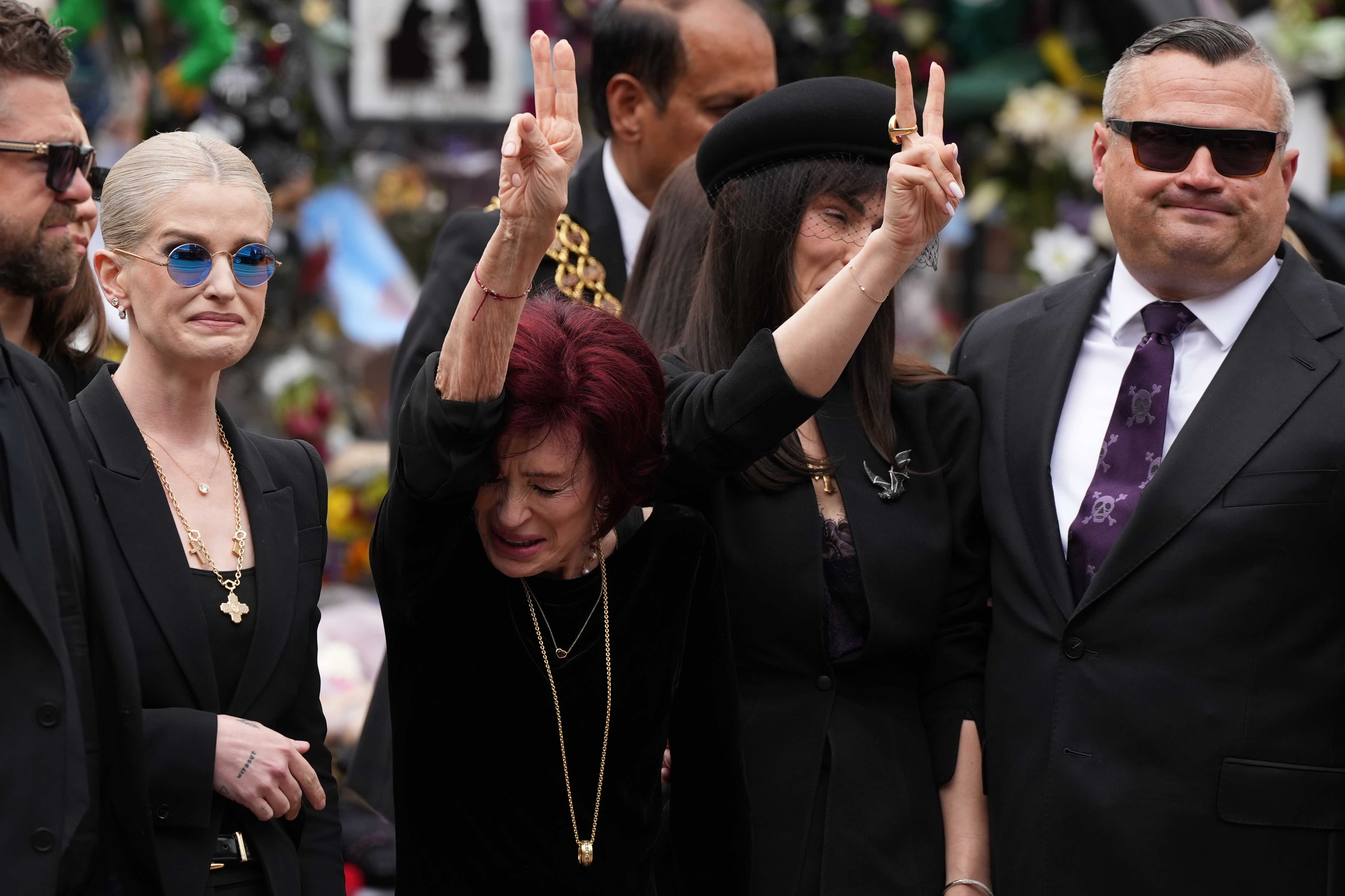 La famille Osbourne remerciant la foule qui s'est rassemblée lors de la cérémonie funéraire d'Ozzy Osbourne, le 30 juillet 2025 à Birmingham, en Angleterre. | Source : Getty Images