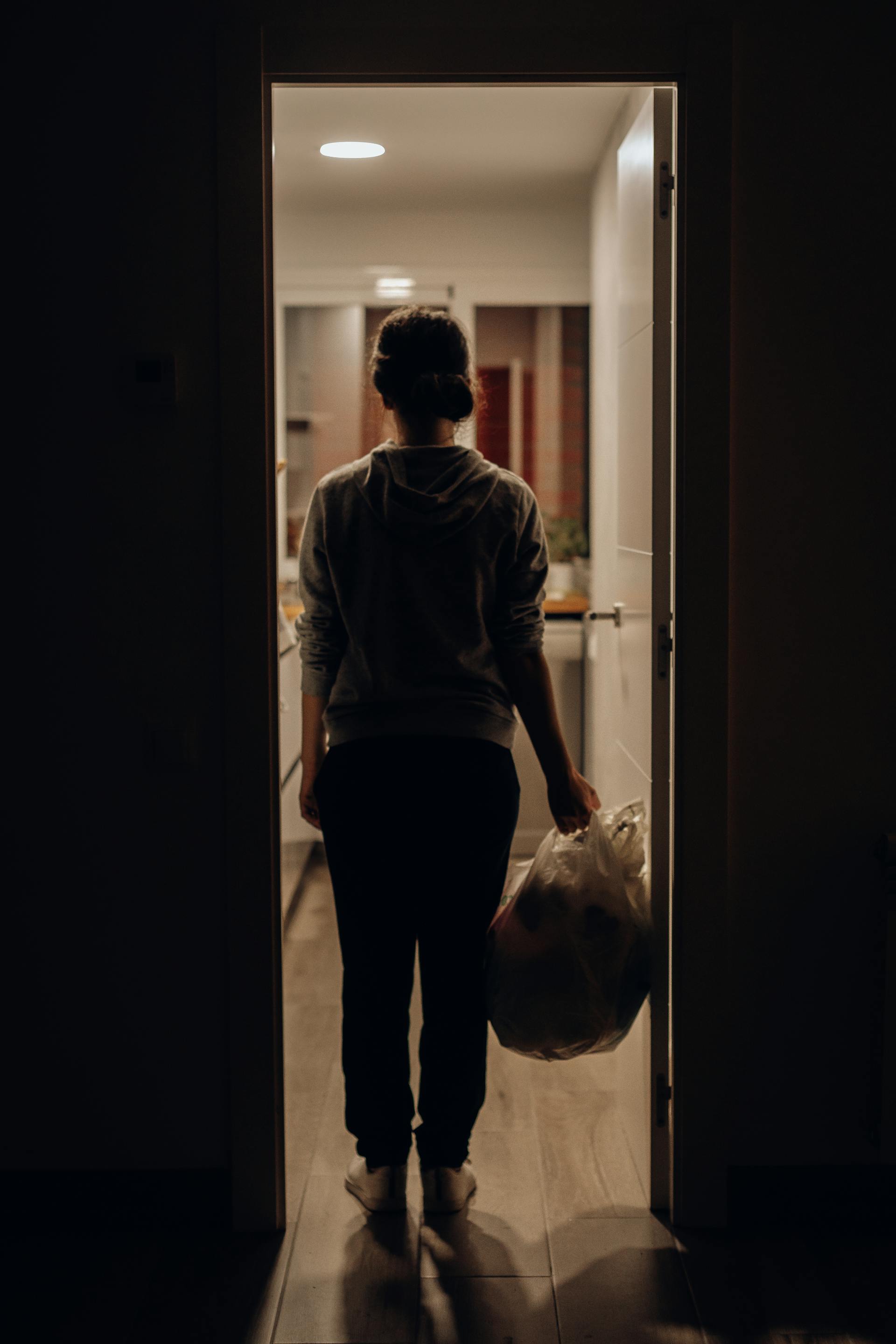 Une femme tenant un sac poubelle | Source : Pexels