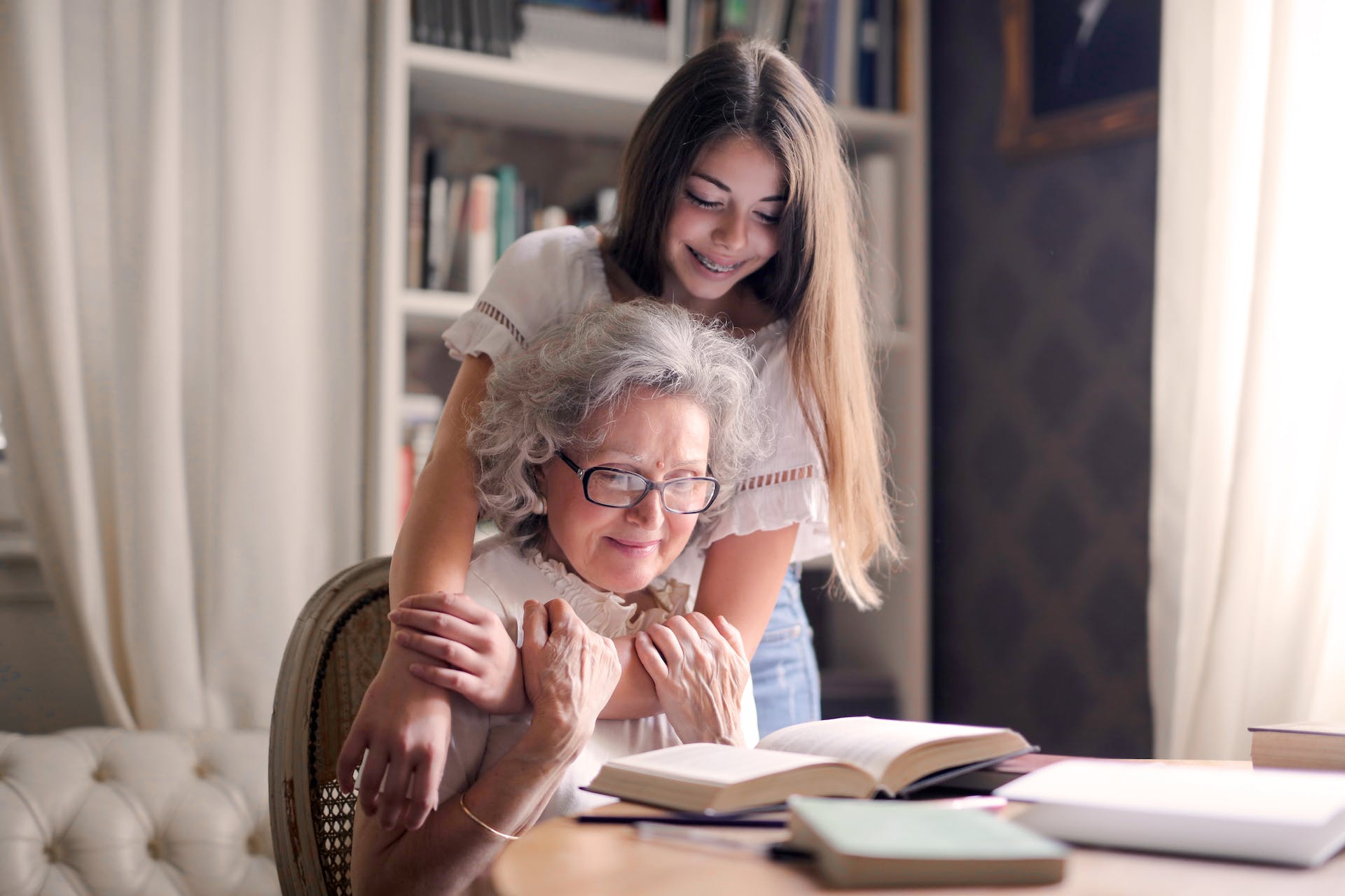 Grand-mère et petite-fille | Source : Pexels