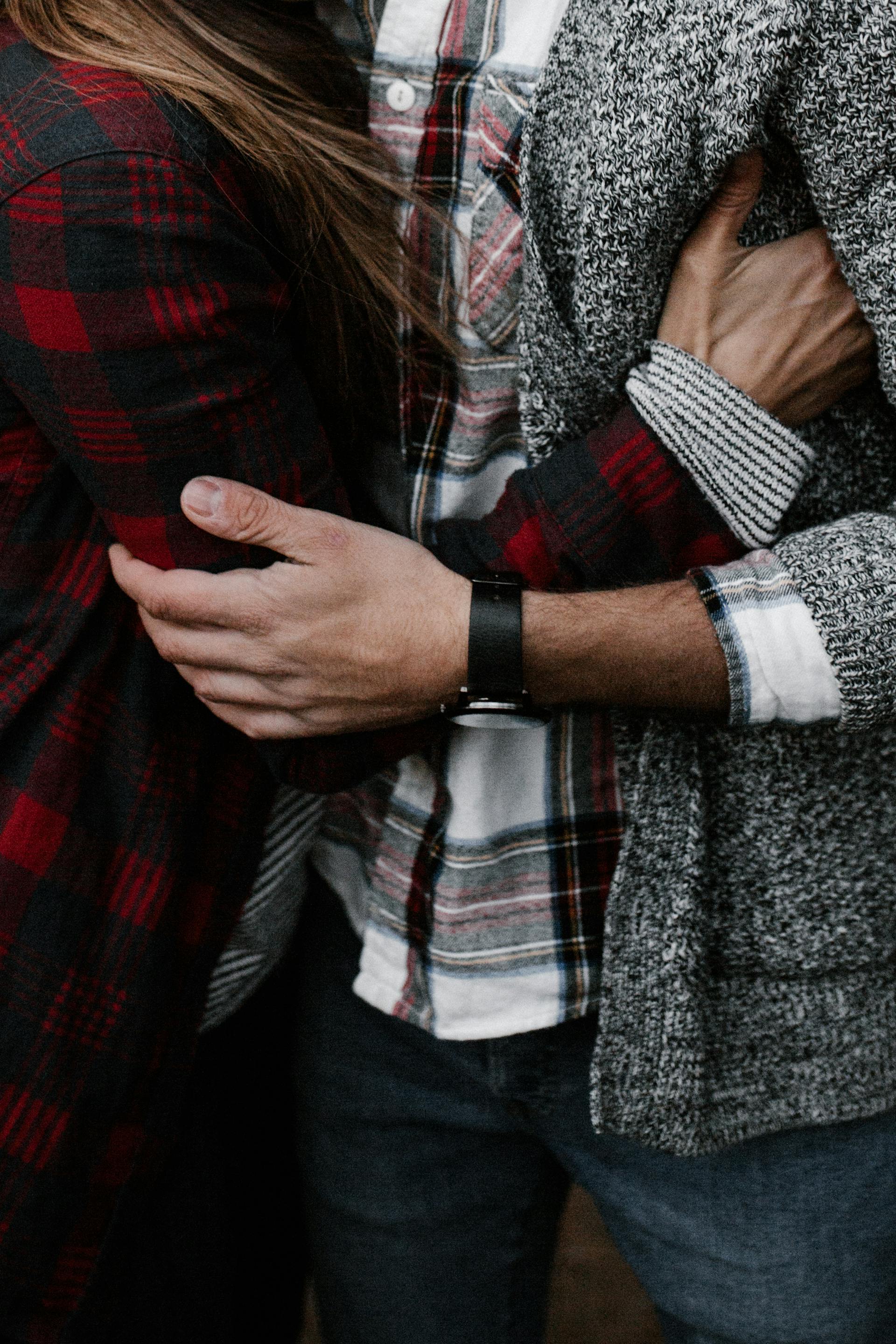 Un gros plan d'un couple qui s'enlace | Source : Pexels