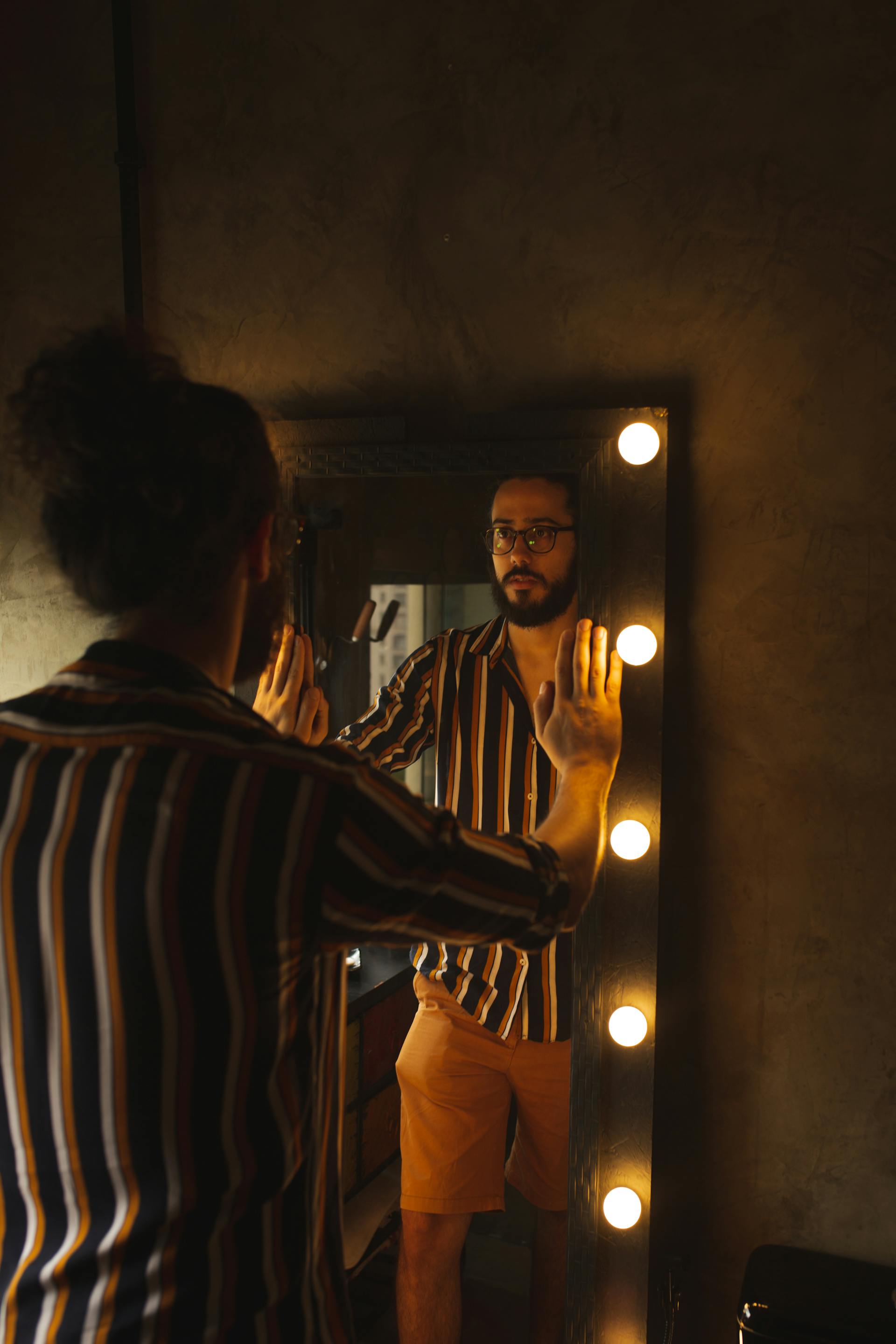 Un homme qui regarde son reflet dans le miroir | Source : Pexels