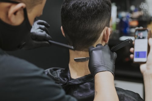 Un homme chez le coiffeur. l Source : Unsplash