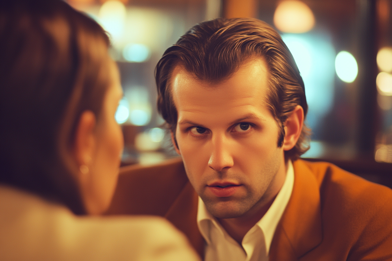 Un homme assis avec sa femme dans un restaurant | Source : Midjourney