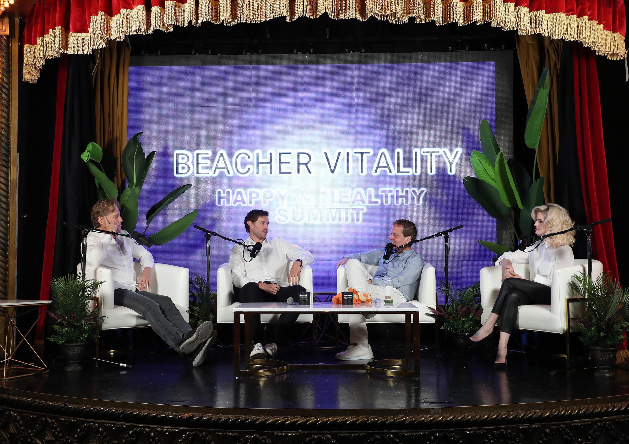 Christopher Schwarzenegger est vu au sommet Beacher Vitality Happy & Healthy, le 10 mai 2025. Assis à côté du Dr Robert Huizenga, de Jeff Beacher et de Kelly Osbourne, il participe à une conversation axée sur la santé et la transformation, vêtu d'une chemise blanche impeccable et d'un pantalon noir.