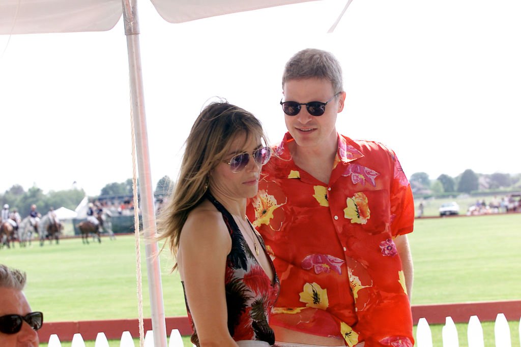 Elizabeth Hurley avec son petit ami Steven Bing lors de la journée d'ouverture au Mercedes-Benz Polo Challenge, New York. 14/07/2001. | Photo : Getty Images