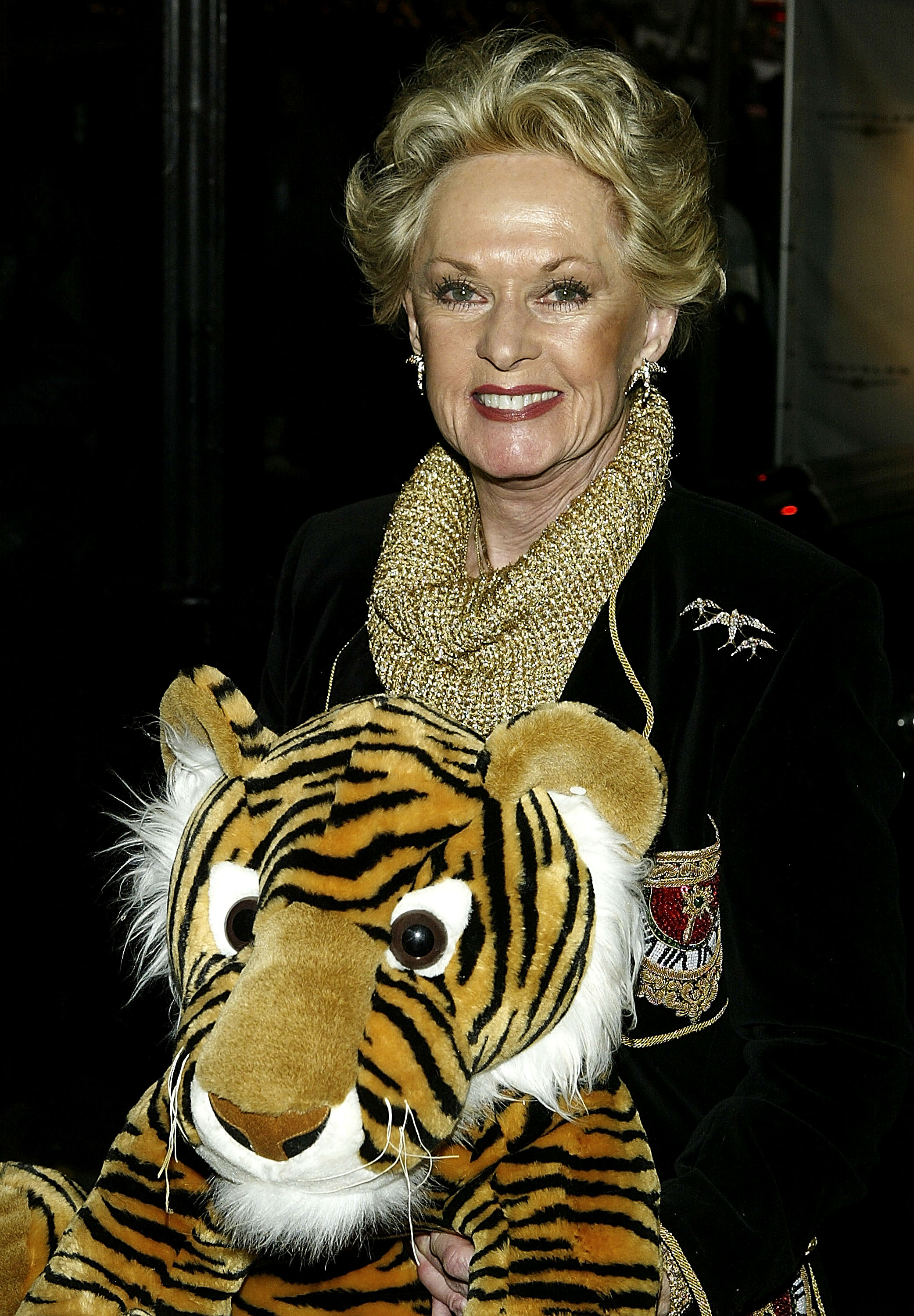 Tippi Hedren pose pour une photo avant le début de la 72e parade annuelle de Noël d'Hollywood à Los Angeles, Californie, le 30 novembre 2003. | Source : Getty Images