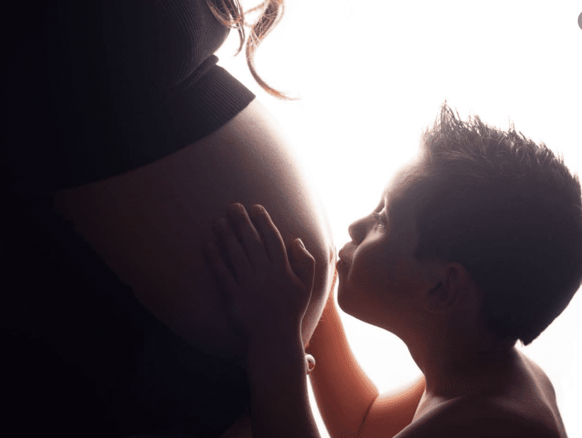 Le fils de Delphine Jubillar embrasse son ventre. | Photo : Facebook/delphine.aussaguel