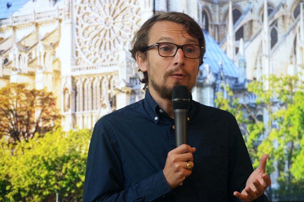 Le comédien Lorant Deutsch s'exprime lors de la conférence de presse de Paris City Vision le 20 juin 2018 à Paris. | Photo : Getty Images