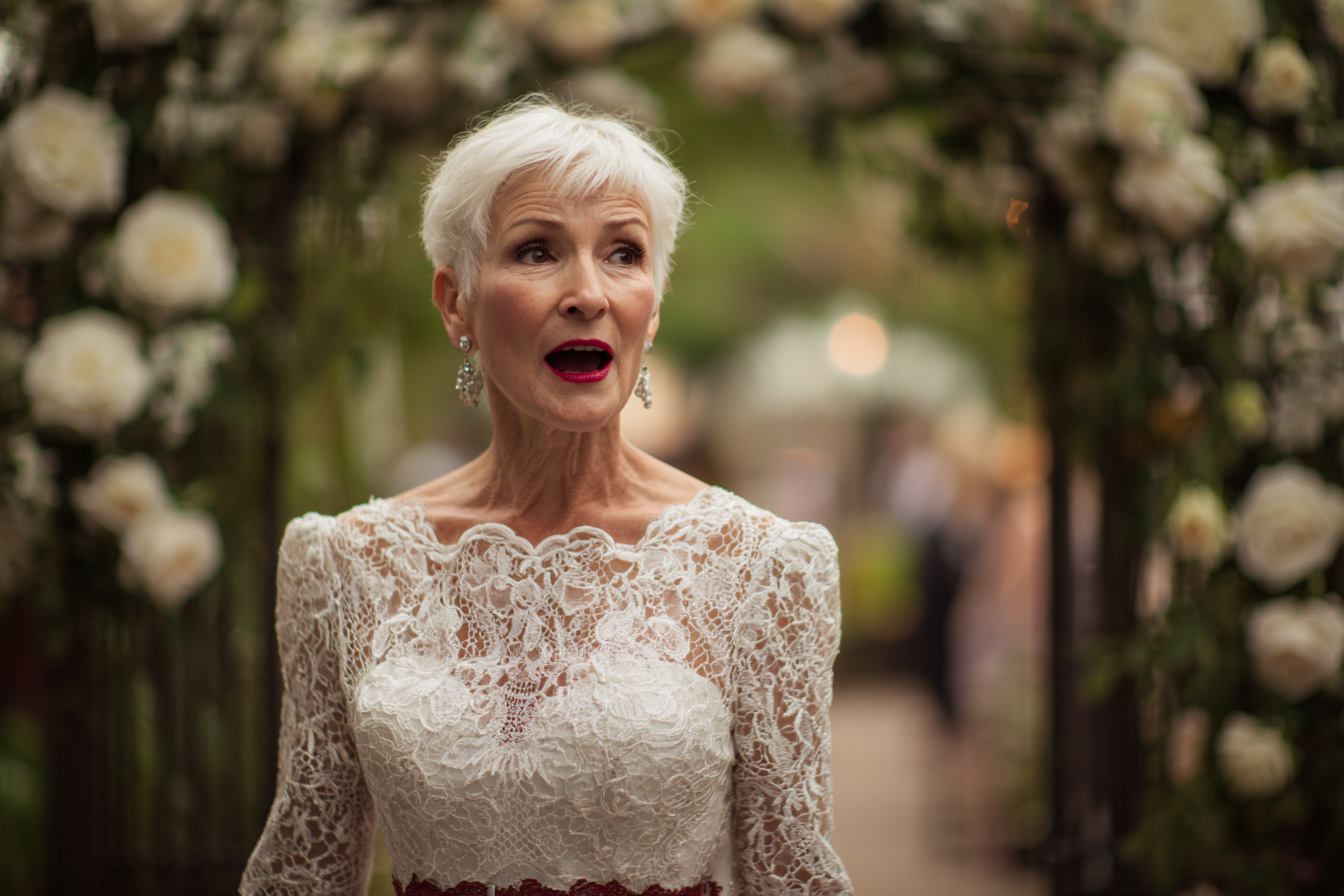 Une femme en robe de dentelle blanche qui regarde quelqu'un en état de choc | Source : Midjourney