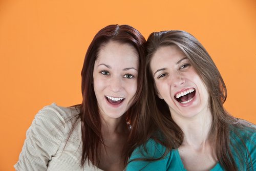 Deux femmes qui éclatent de rire | Photo : Shutterstock