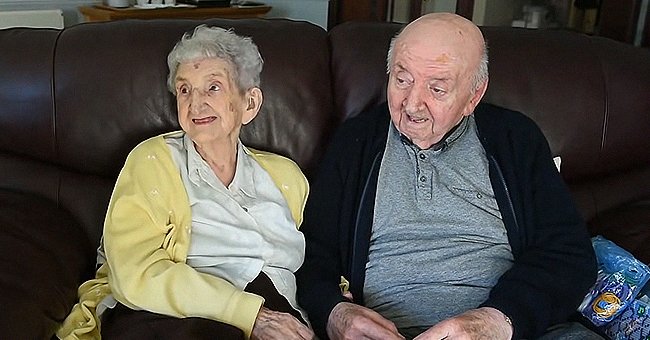 Ada Keating, 98 ans, et son fils Tom Keating, 80 ans, ensemble sur une photo | Photo : youtube.com/JewishLife