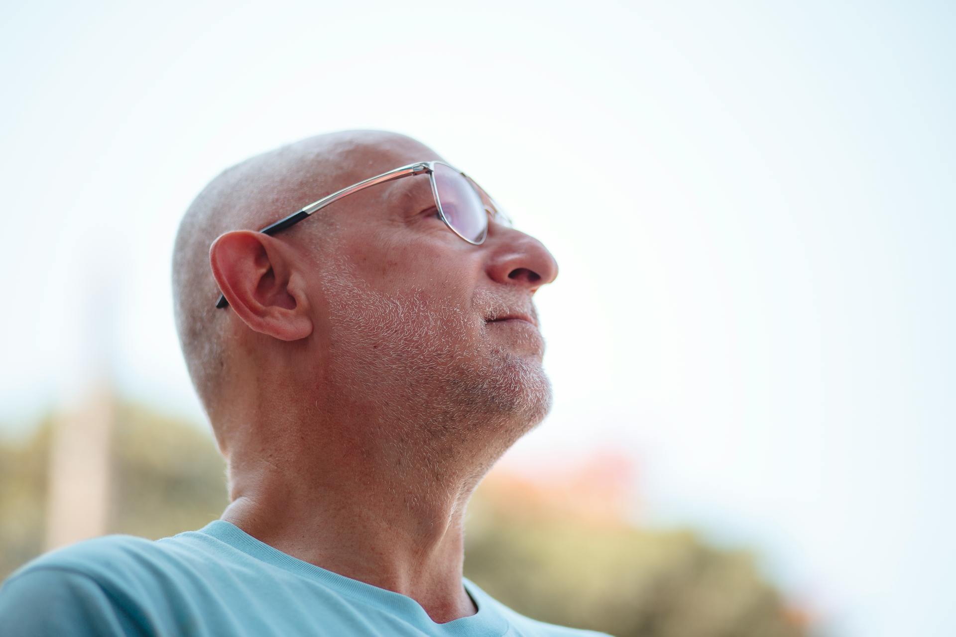 Un homme regardant vers le haut | Source : Pexels
