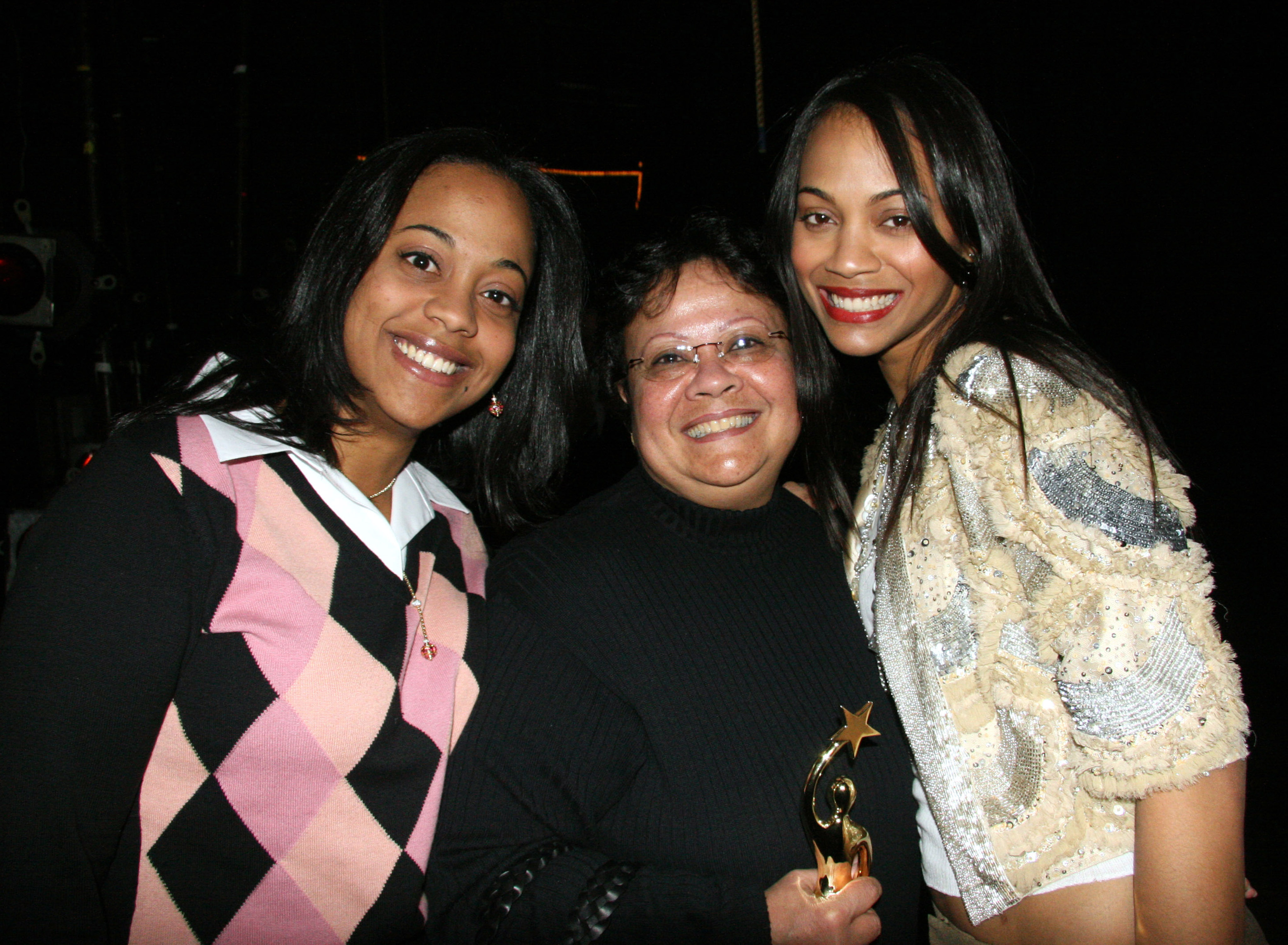 Zoe Saldana avec sa mère [C] et sa sœur [G] lors de Television Dominicana Presents La Maldicion Del Padre Cardona le 5 avril 2006, au Lehman College Center à New York | Source : Getty Images