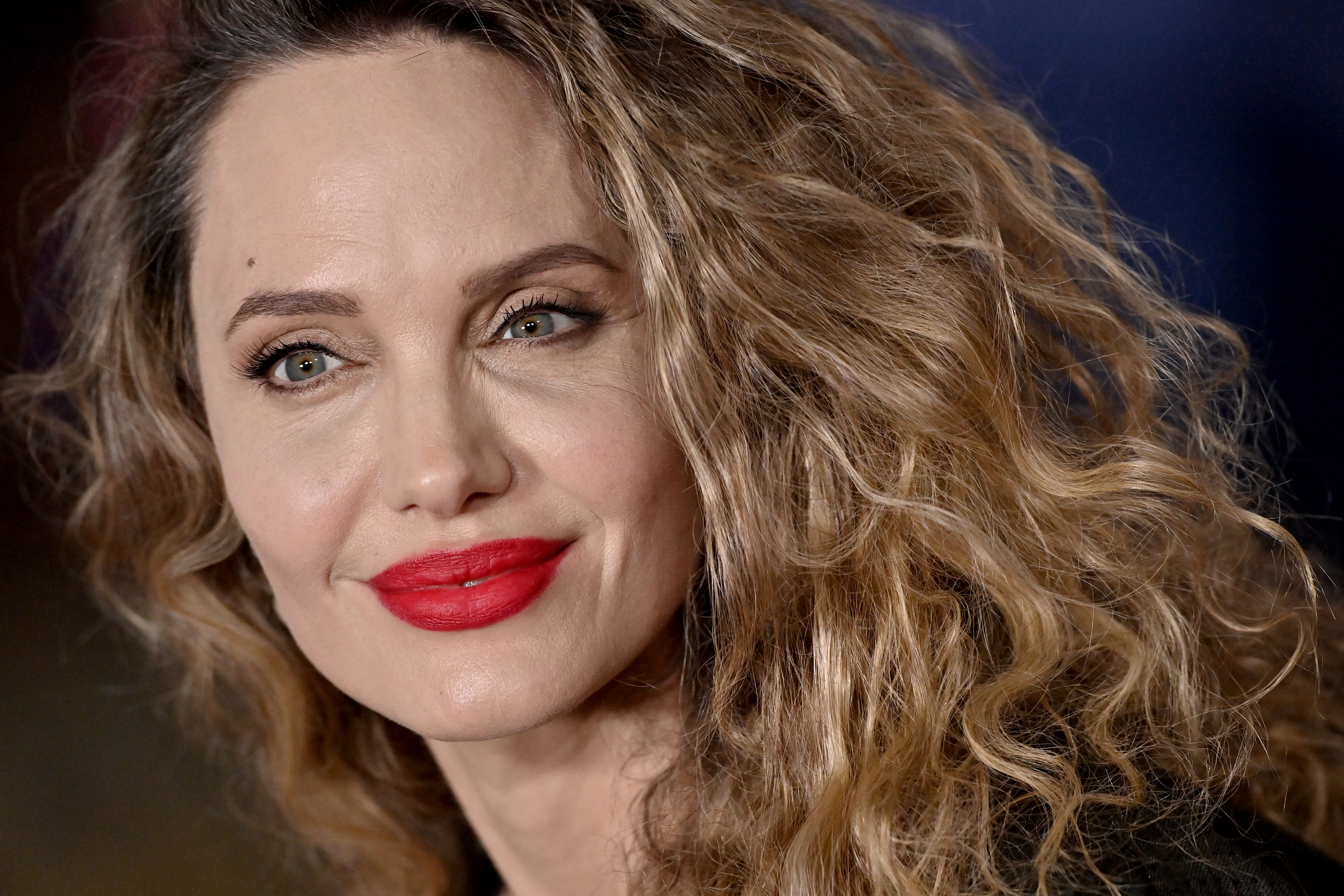 Angelina Jolie avec des boucles de plage le 26 octobre 2024, à Hollywood, Californie | Source : Getty Images