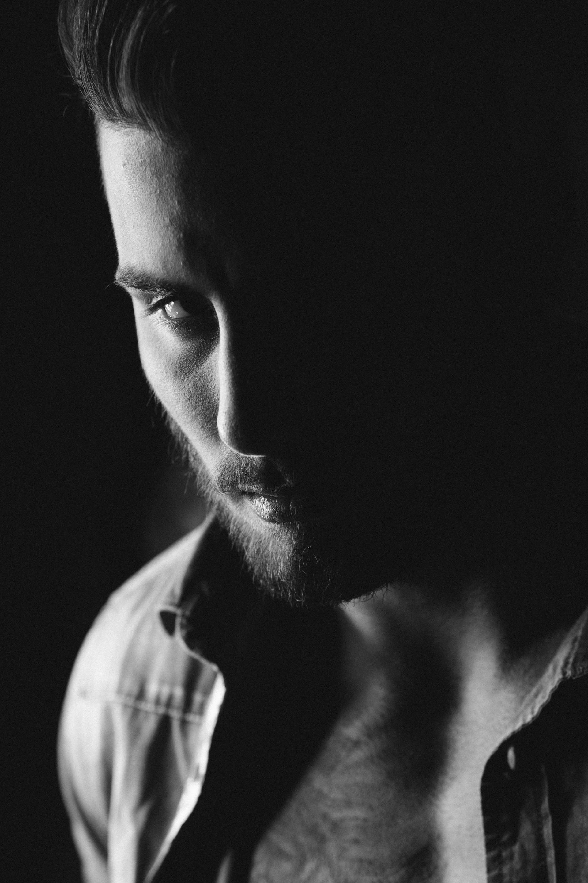 Un homme qui évite le contact visuel | Source : Pexels