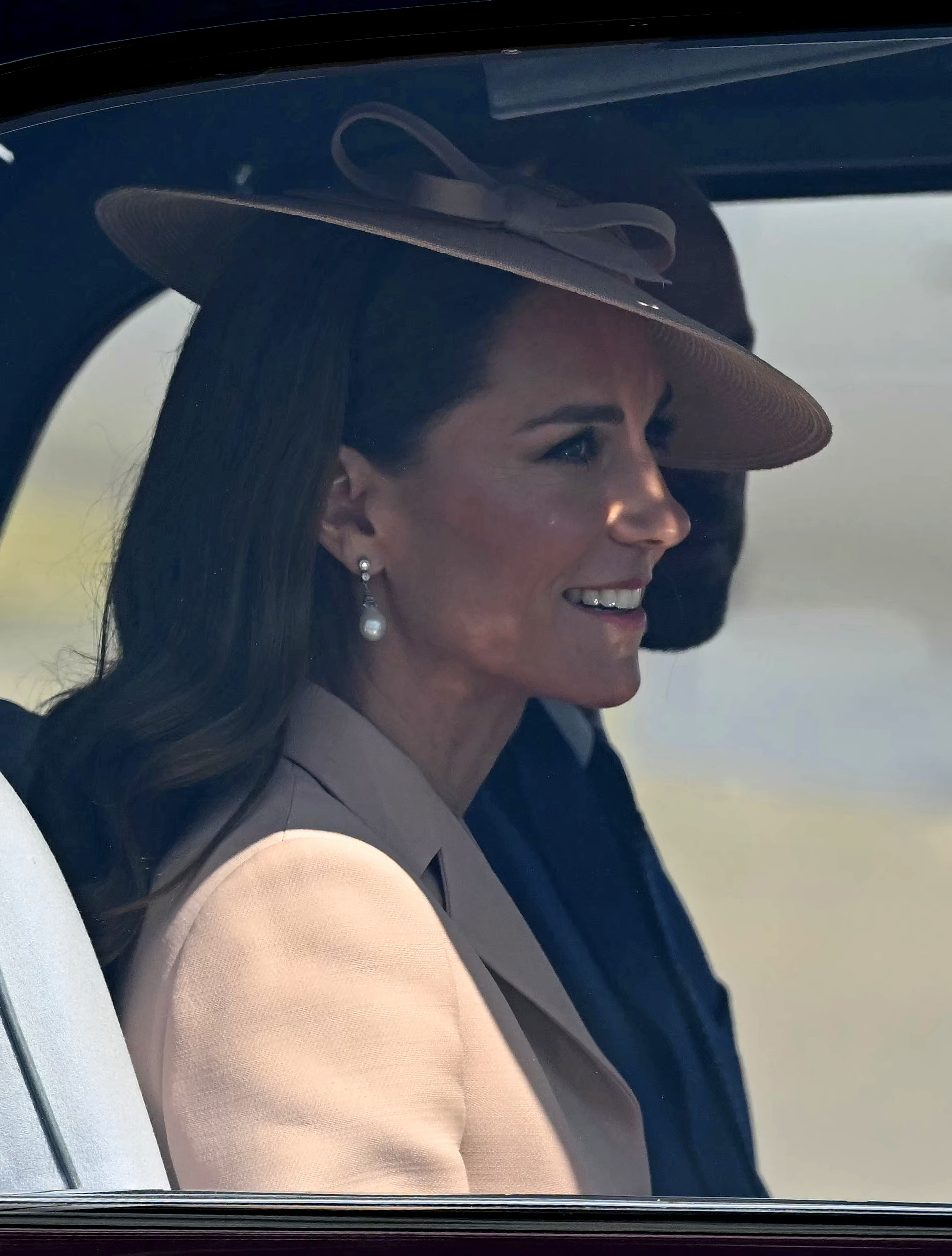 Gros plan sur les boucles d'oreilles en perles et le chapeau de créateur de la princesse Catherine alors qu'elle et le prince William quittent RAF Northolt pour se rendre au château de Windsor.