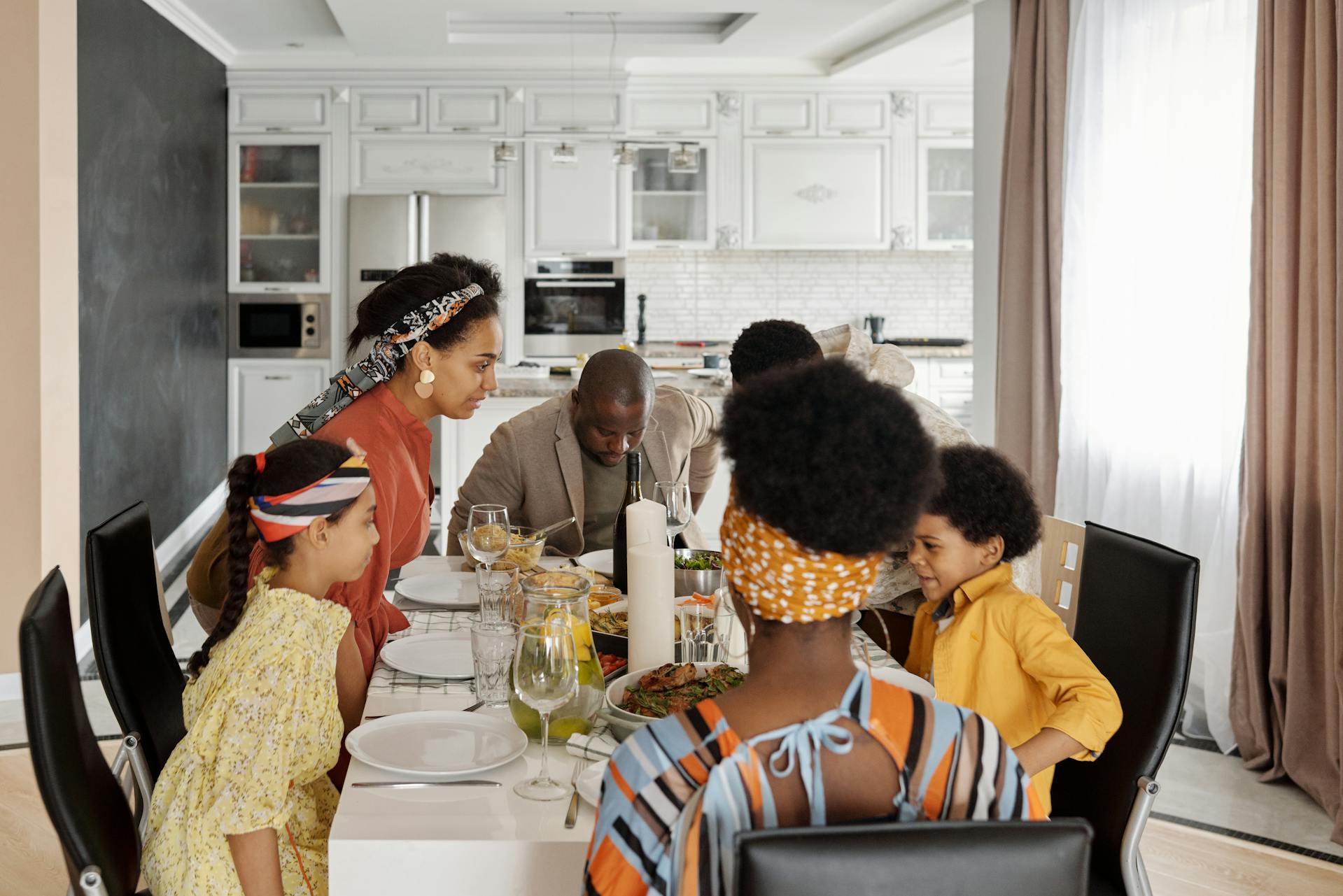 Dîner en famille | Source : Pexels