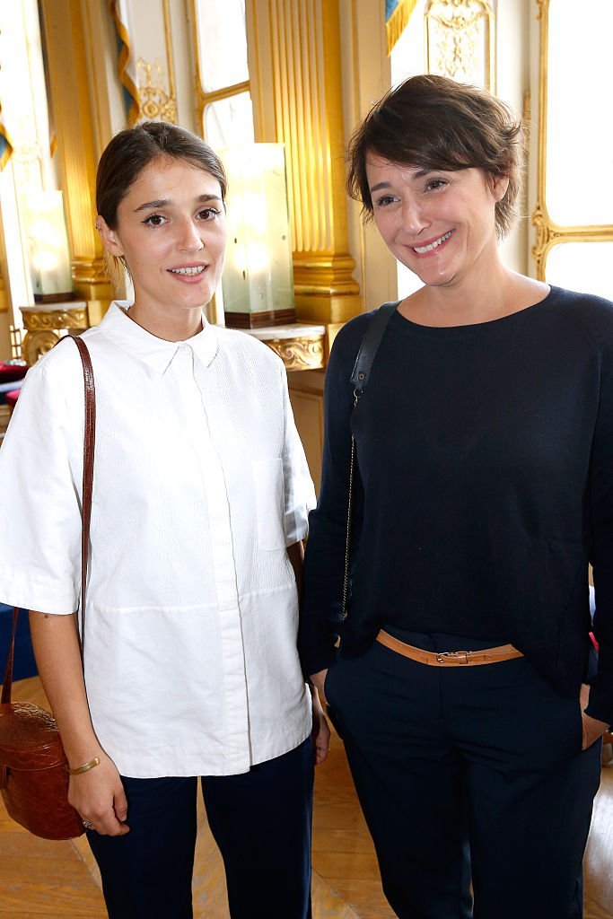 Daniela Lumbroso et sa fille, Lola Bessis assistent à une remise de médaille | Getty Images