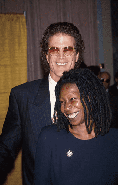 Une image non datée de Whoopi Goldberg debout avec son petit ami acteur Ted Danson au Friars Club de New York | Photo : Getty Images