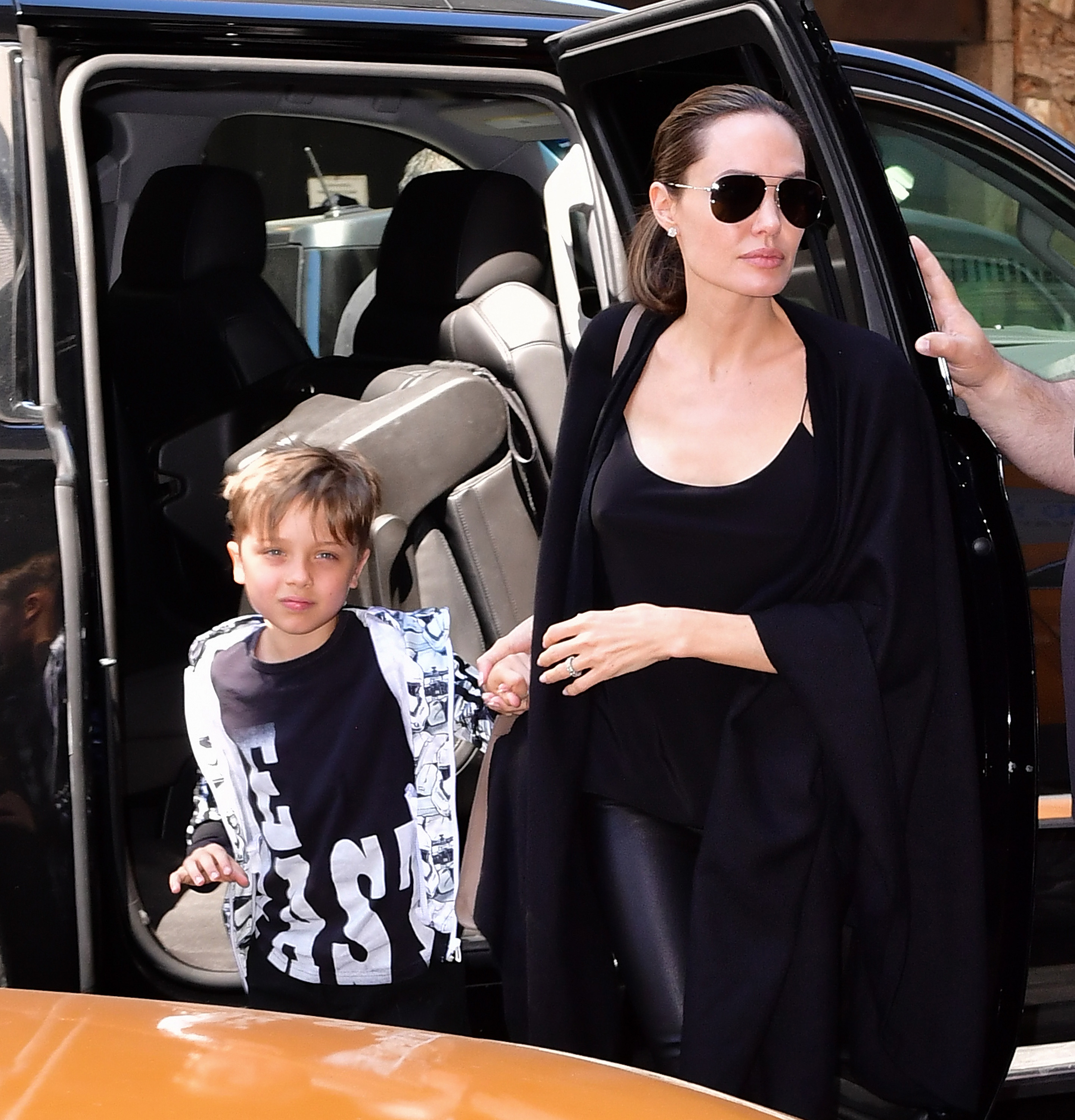 Knox Jolie-Pitt et Angelina Jolie vus à New York le 17 juin 2016. | Source : Getty Images