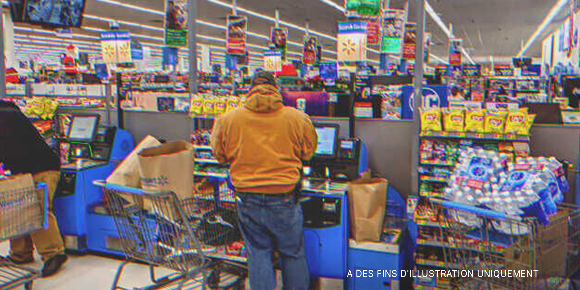 Un homme dans un supermarché | Source : Shutterstock
