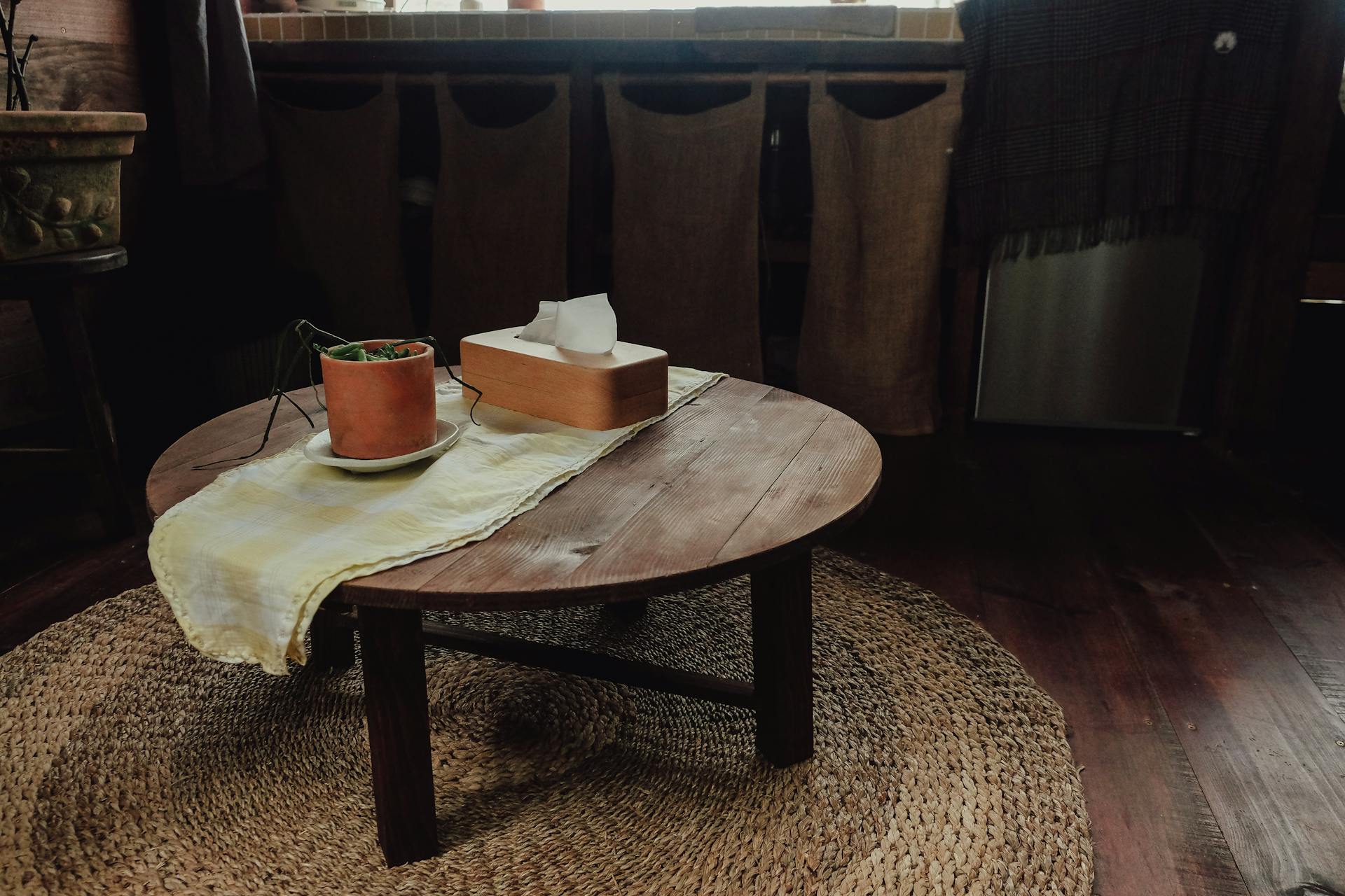Une boîte de mouchoirs sur une table | Source : Pexels
