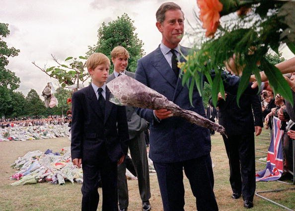Le prince Charles reçoit des fleurs après lui et le prince William, et le prince Harry est arrivé au palais Kensington à Londres, le vendredi 5 septembre 1997. | Photo : Getty Images.