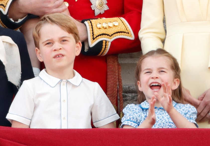 Le Prince George et la Princesse Charlotte de Cambridge sur le balcon du Palais de Buckingham durant "Trooping The Colour", 8 juin 2019. | Getty Images