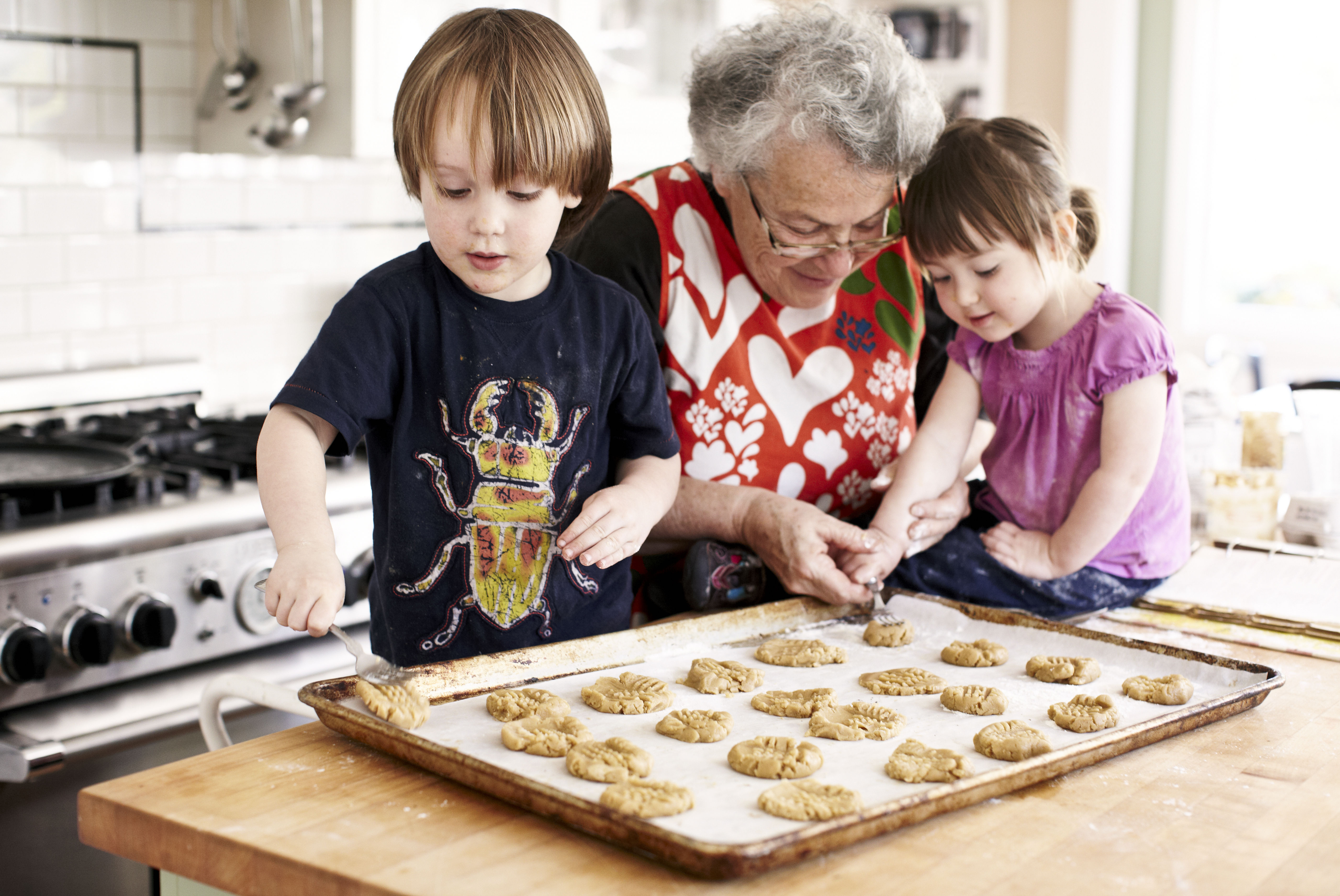 Une grand-mère et ses petits-enfants | Source : Getty Images
