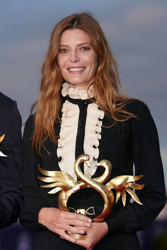 Chiara Mastroianni avec son prix au Festival du Film de Cabourg. | Photo : Getty Images