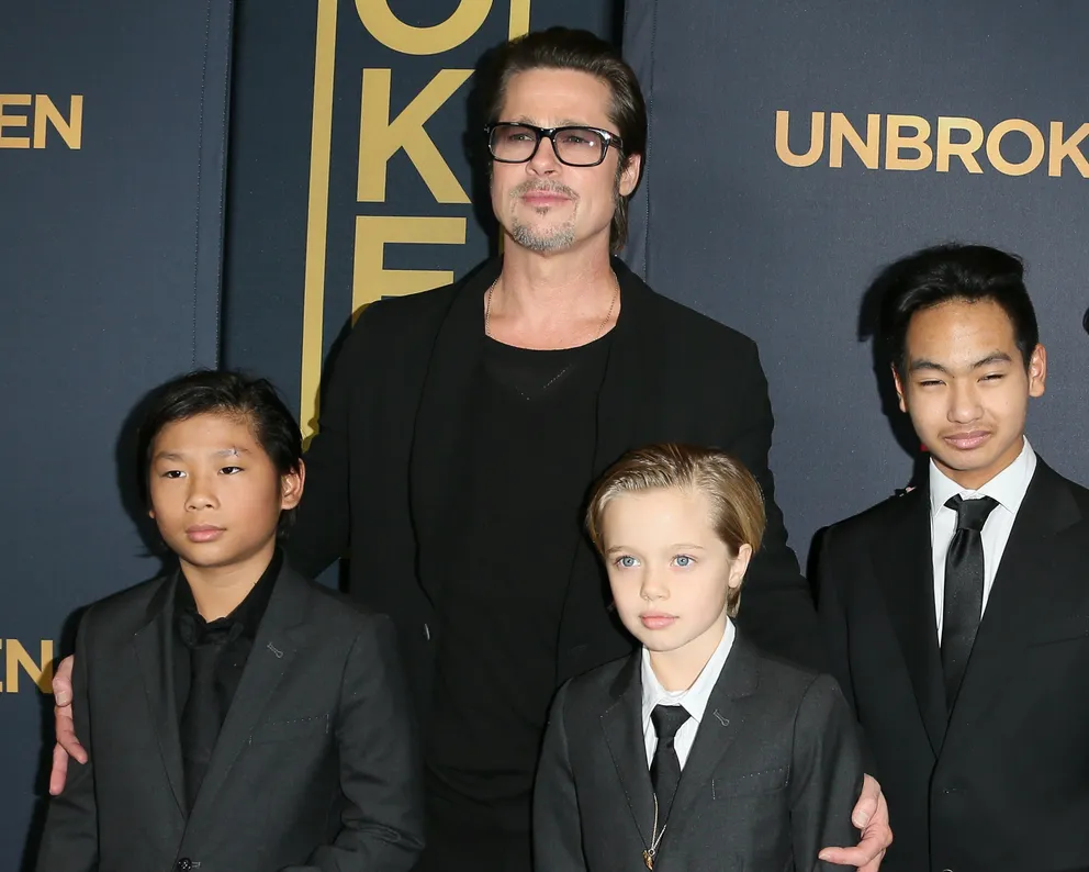 Brad Pitt, Pax Thien Jolie-Pitt, Shiloh Nouvel Jolie-Pitt et Maddox Jolie-Pitt assistent à la première de "Unbroken" à Los Angeles qui s'est tenue au TCL Chinese Theatre IMAX le 15 décembre 2014 à Hollywood, en Californie. | Source : Getty Images