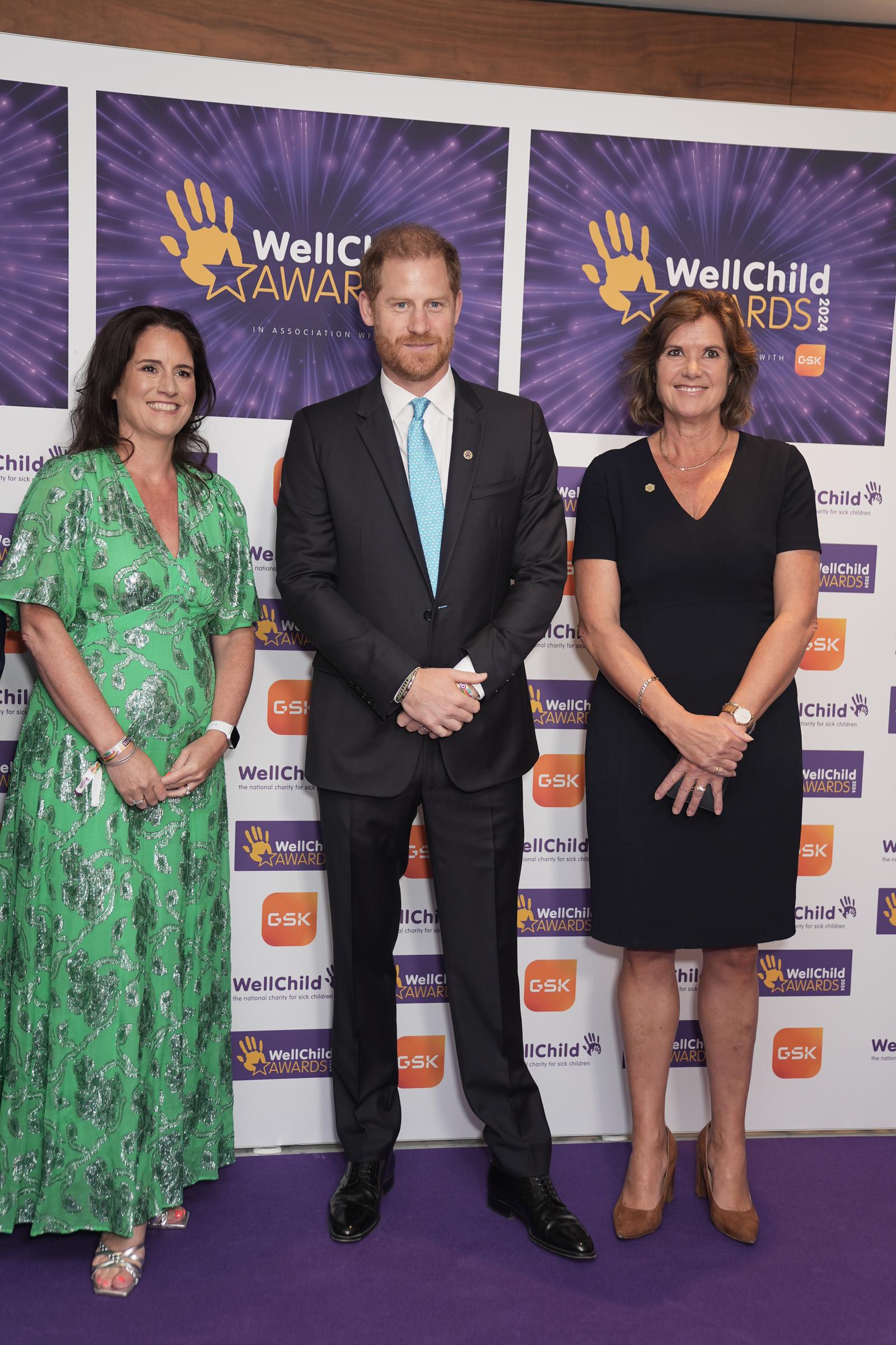 Sally Jackson (à gauche), GSK, et Sally Beck avec le duc de Sussex, parrain de WellChild, au Royal Lancaster à Londres, le 30 septembre 2024 | Source : Getty Images