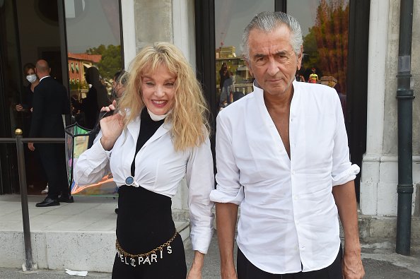Arielle Dombasle et Bernard-Henri Lévy arrivant à l'Excelsior. | Photo : Getty Images