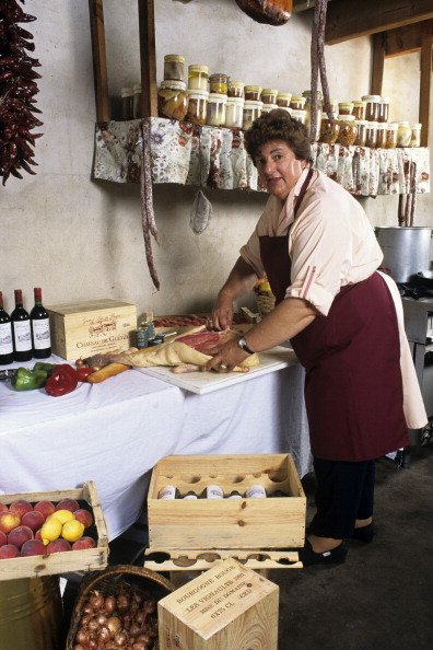 Portrait de Maïté ORDONEZ cuisinant le 26 juin 1995. | Photo : Getty Images