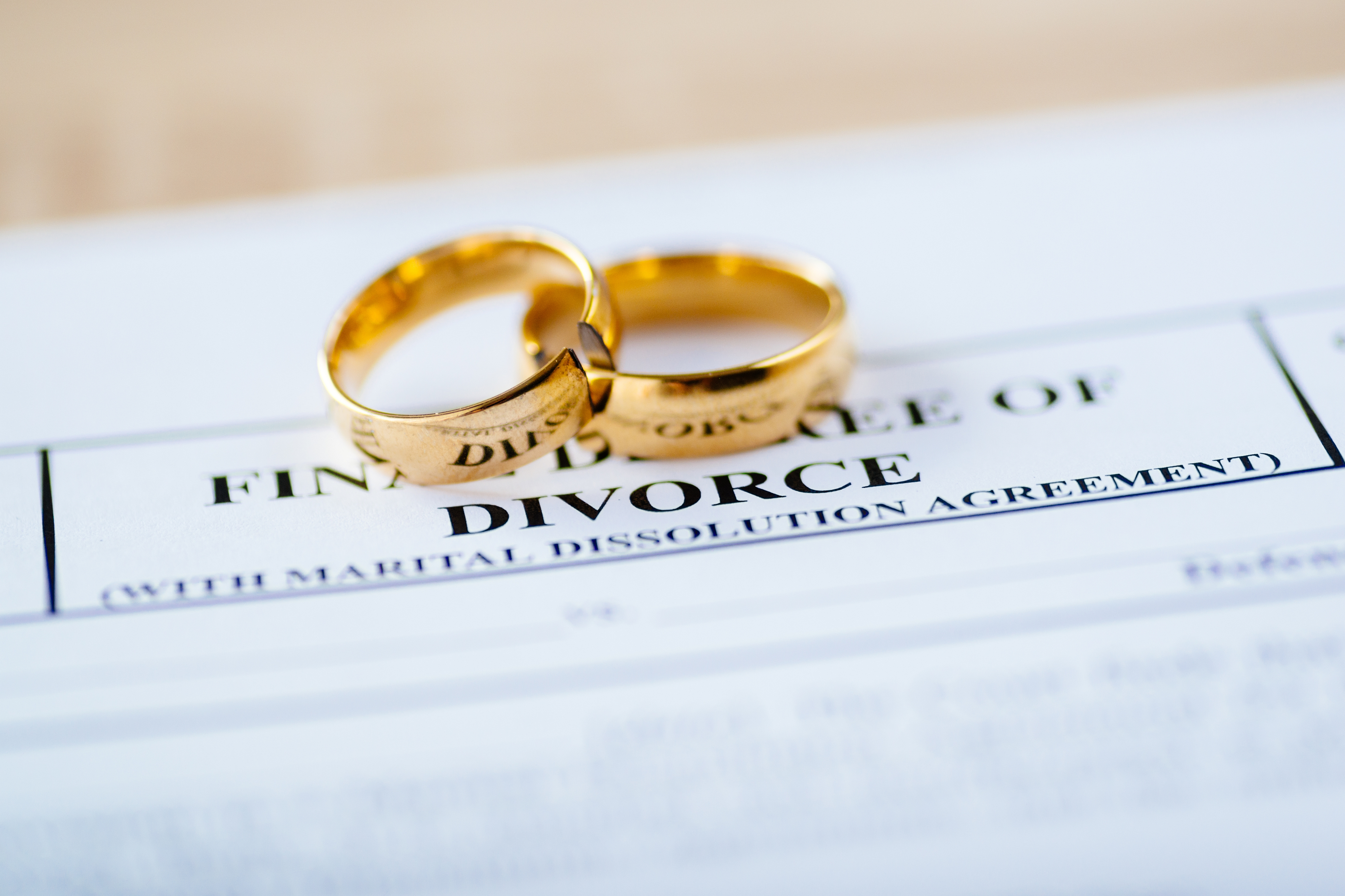 Dois anéis em um documento de acordo de divórcio | Fonte: Shutterstock