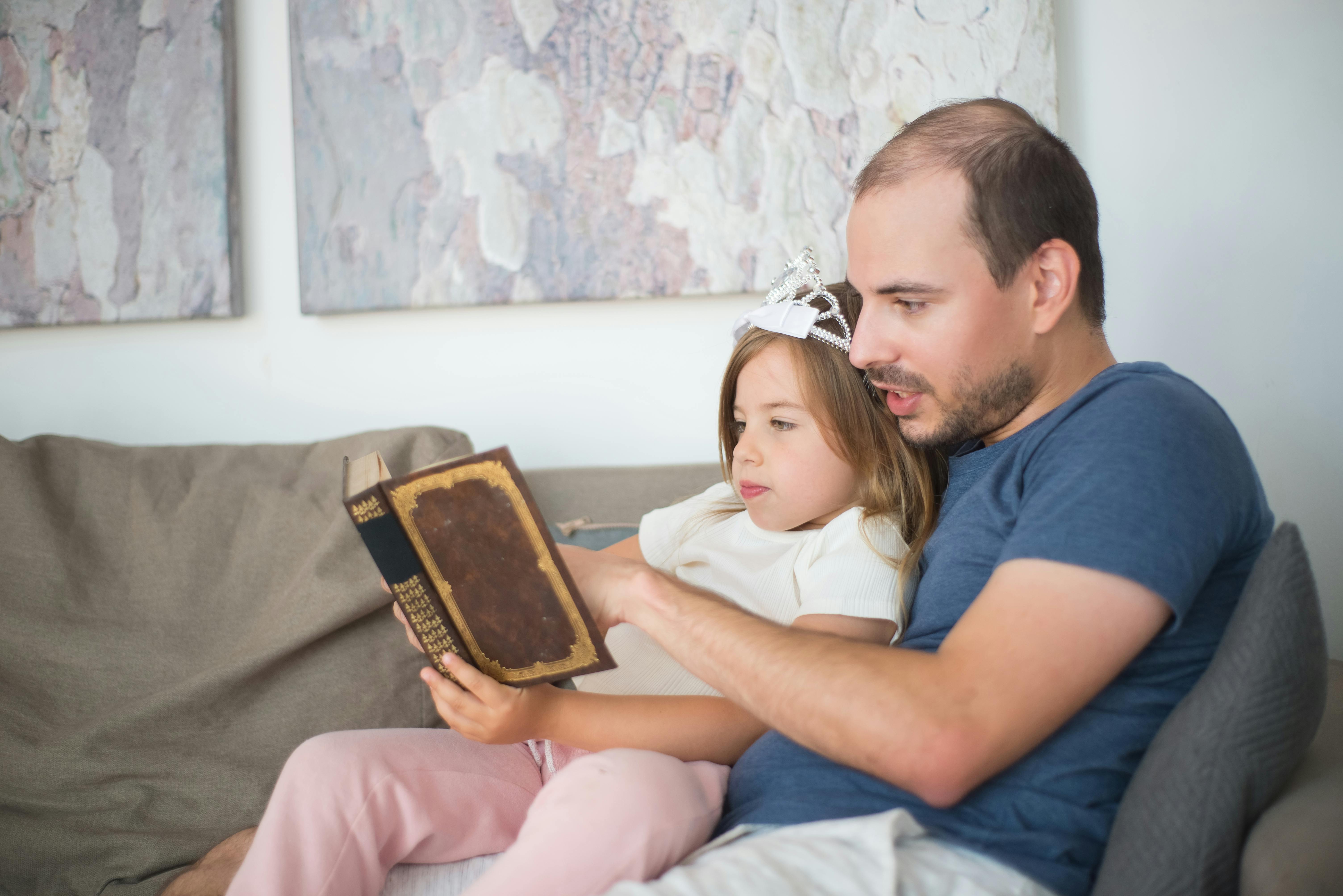 Père et fille lisant ensemble | Source : Pexels