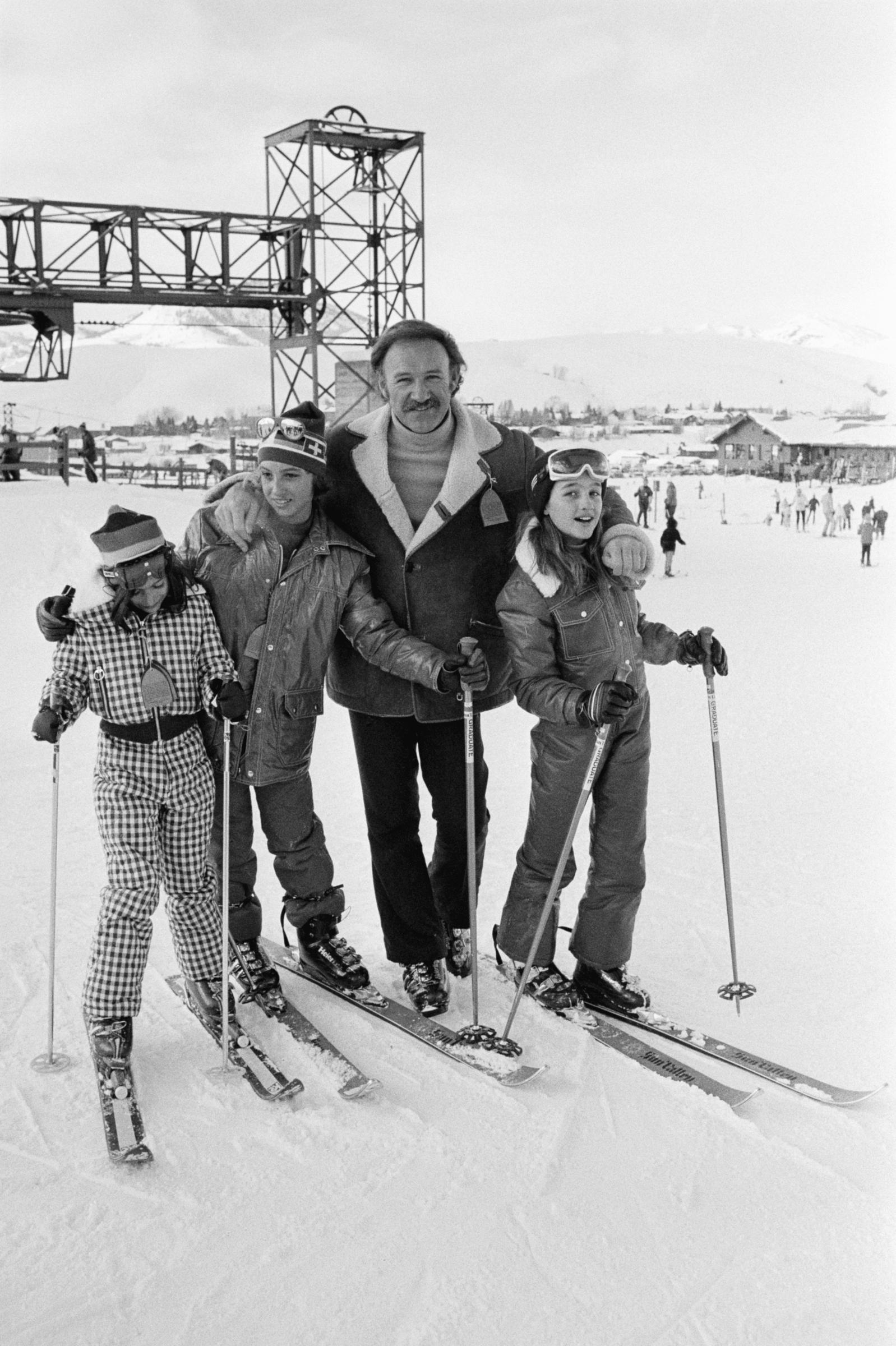 Gene Hackman avec ses trois enfants à Sun Valley le 1er janvier 1974. | Source : Getty Images