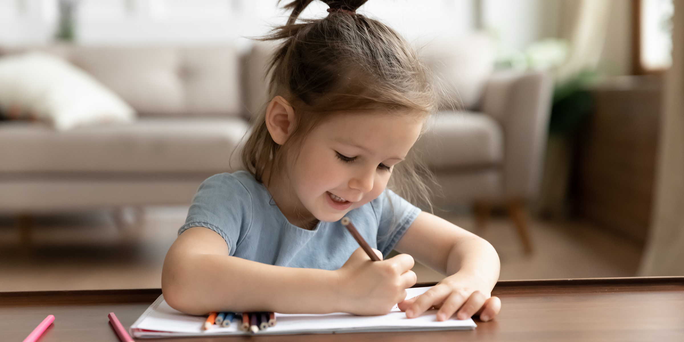 Une petite fille en train de dessiner | Source : Shutterstock